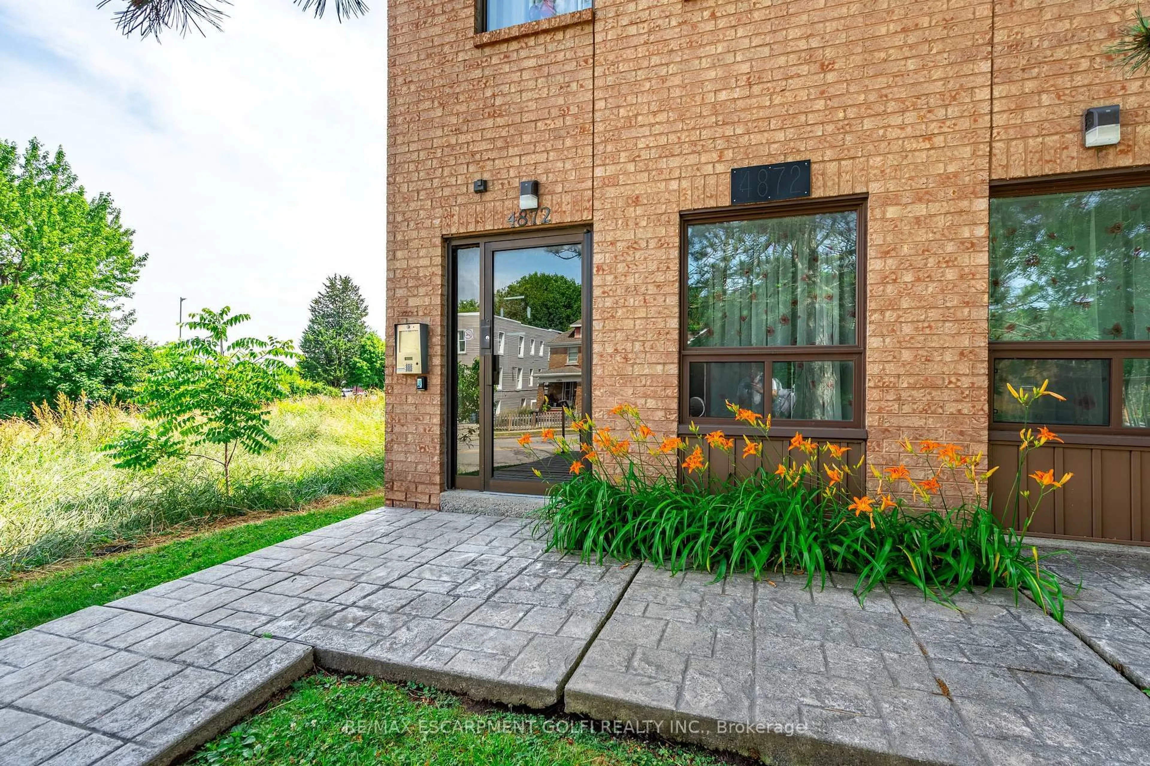Home with brick exterior material, street for 4872 Valley Way #101, Niagara Falls Ontario L2E 1W3