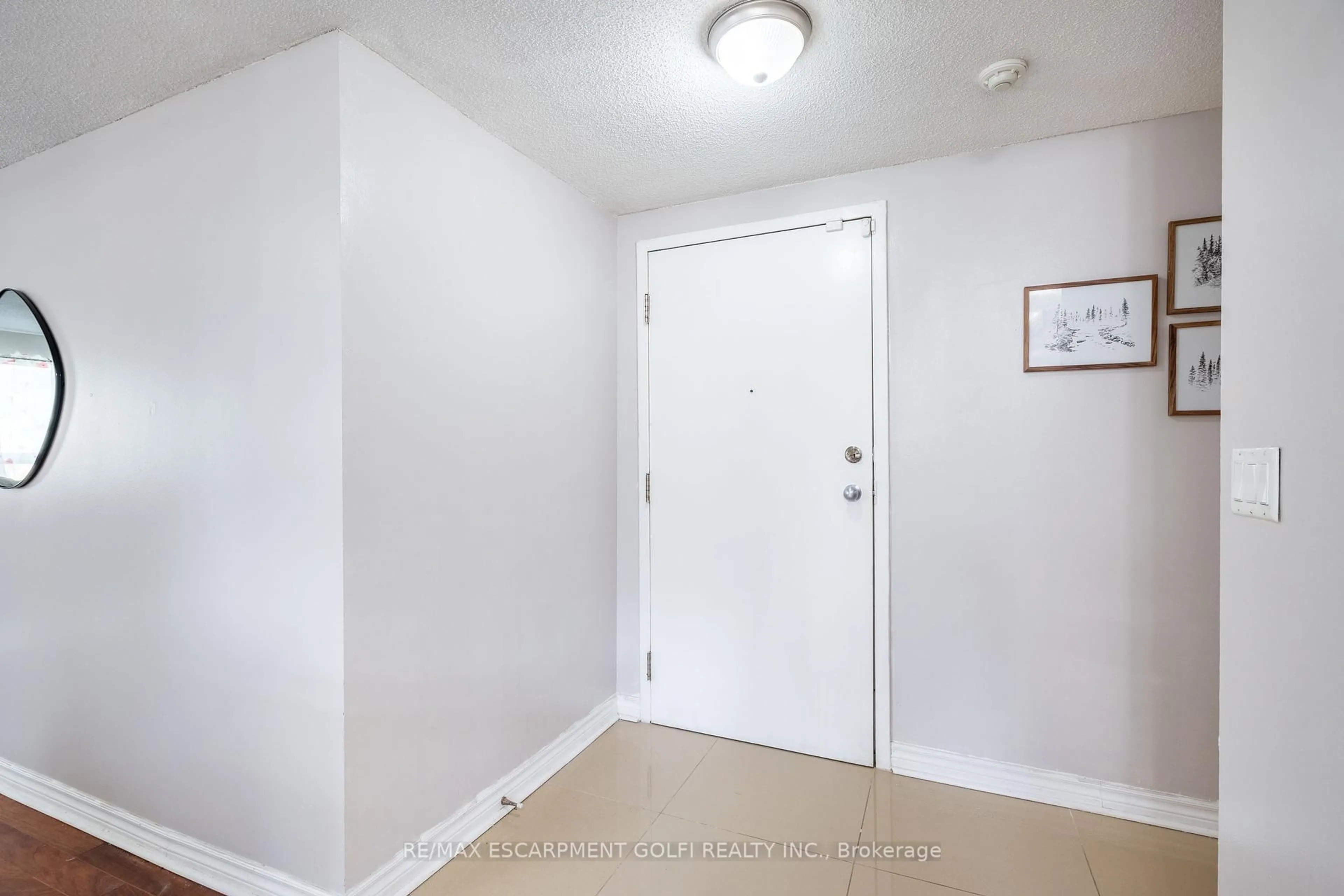 Indoor entryway for 4872 Valley Way #101, Niagara Falls Ontario L2E 1W3