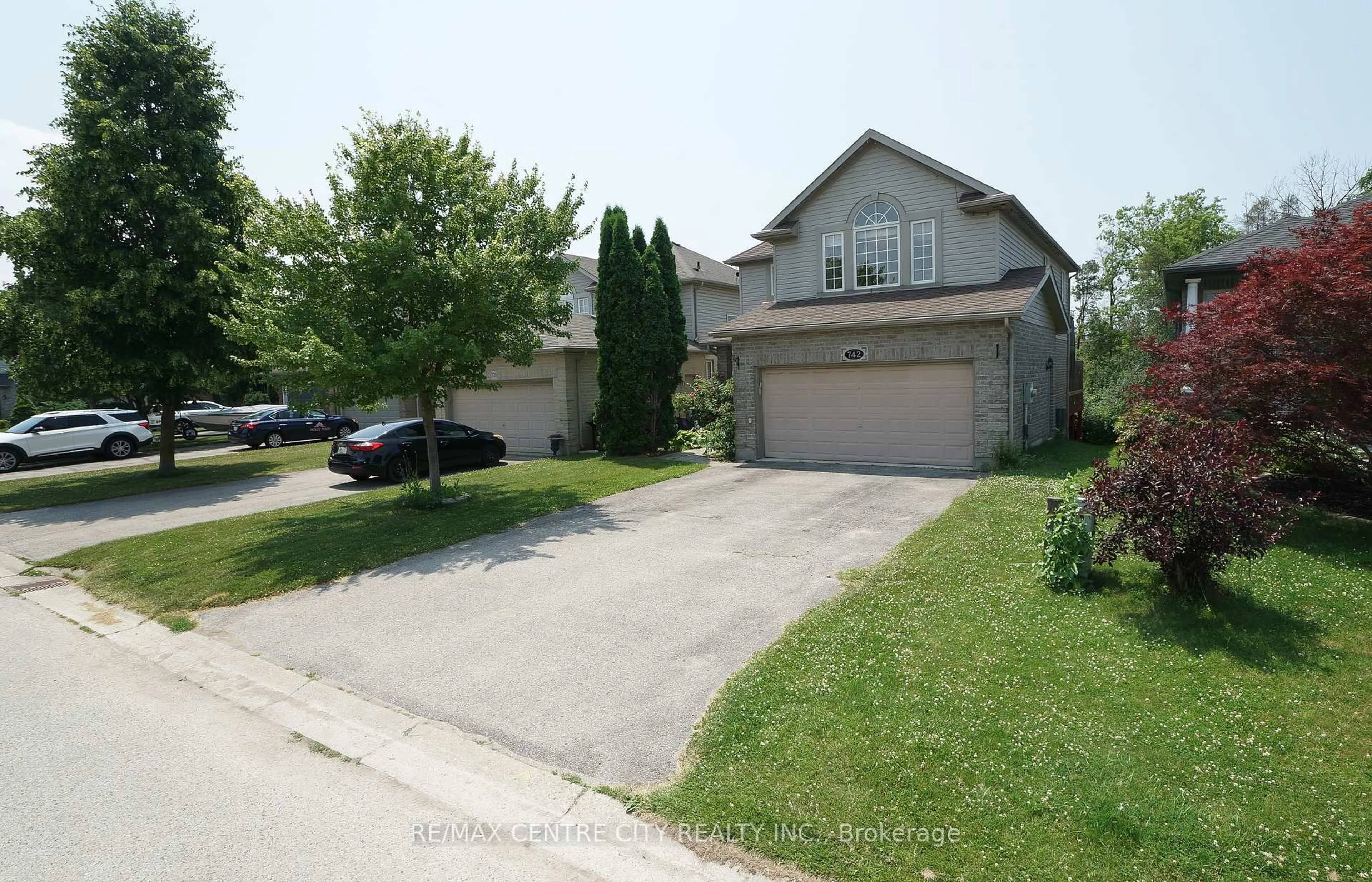 A pic from outside/outdoor area/front of a property/back of a property/a pic from drone, street for 742 Marigold St, London North Ontario N5X 4J3