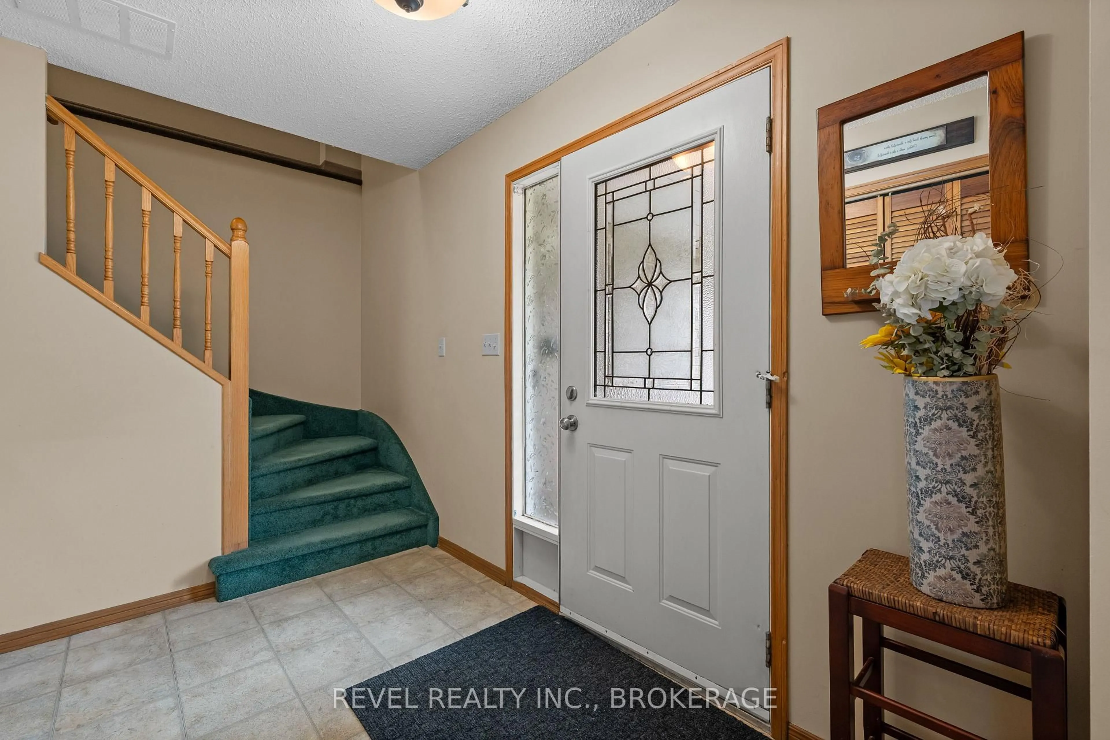 Indoor entryway for 842 Lancaster Dr, Kingston Ontario K7P 1R6