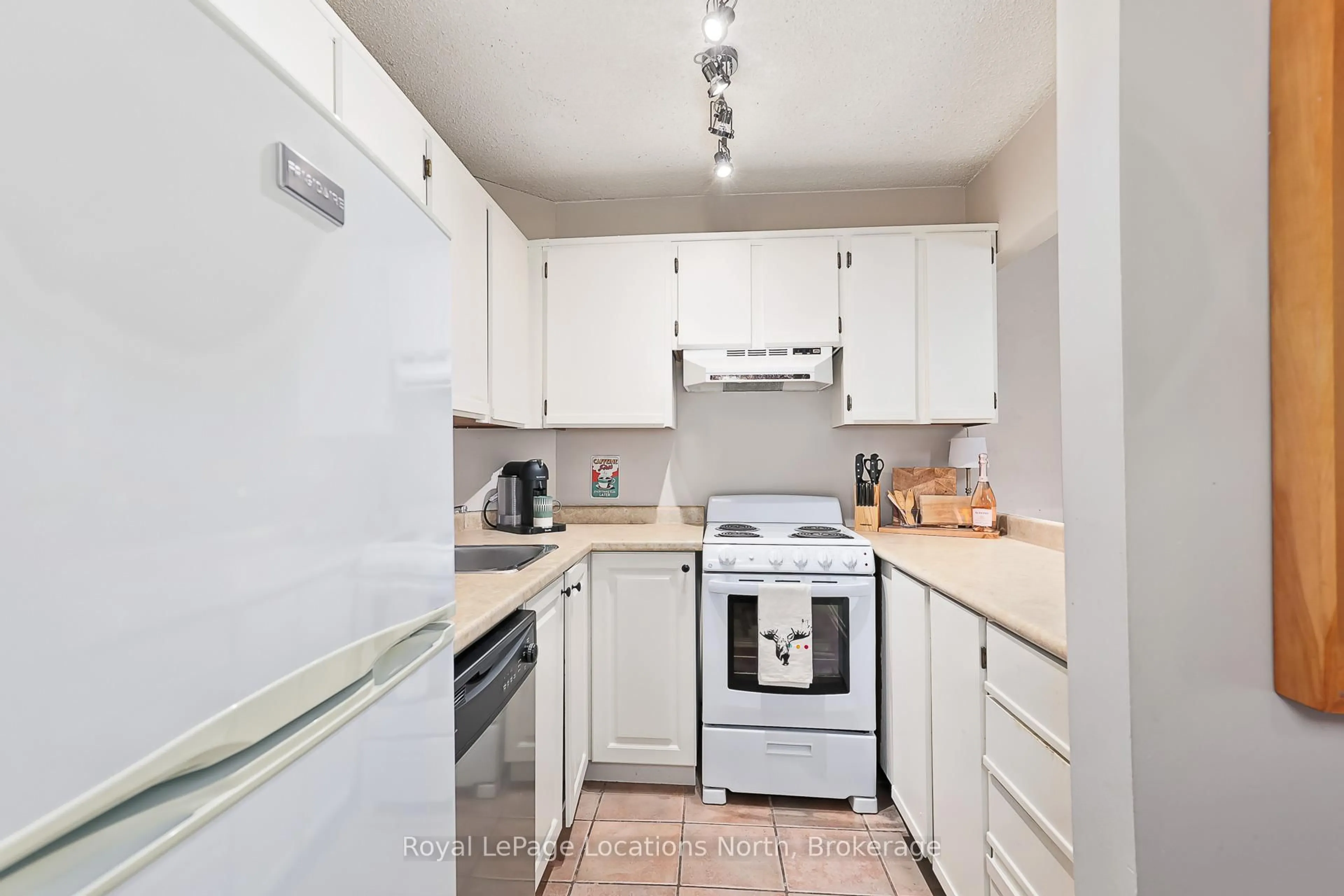 Standard kitchen, unknown for 209472 26 Highway #Unit 18, Blue Mountains Ontario L9Y 0V3