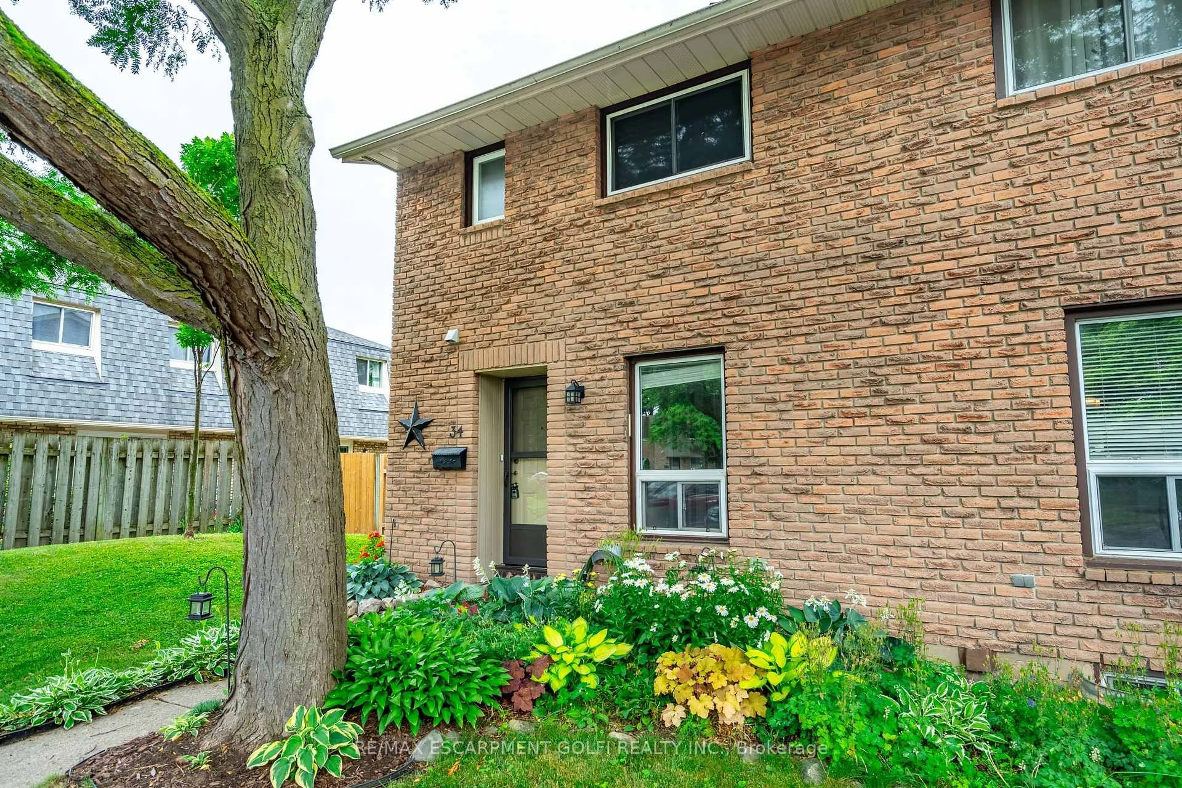 Home with brick exterior material, street for 75 Ventura Dr #34, St. Catharines Ontario L2R 7J7