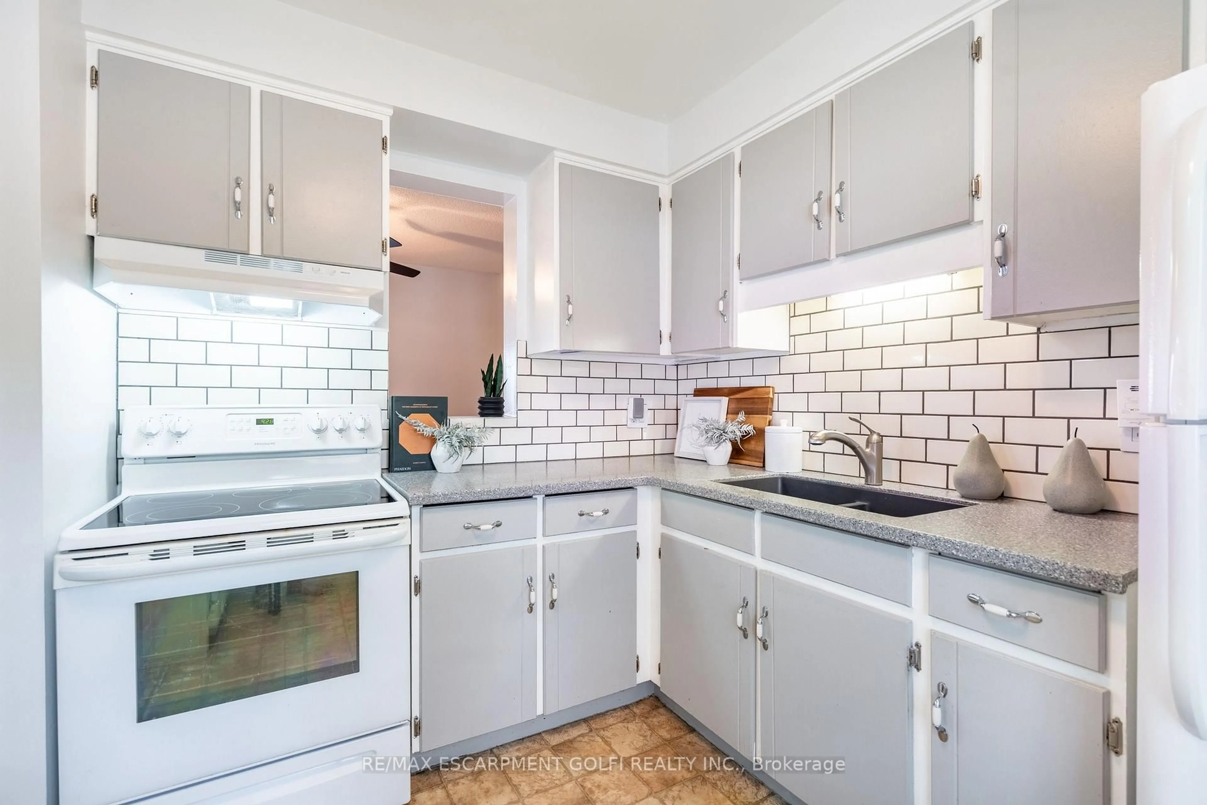 Standard kitchen, ceramic/tile floor for 75 Ventura Dr #34, St. Catharines Ontario L2R 7J7