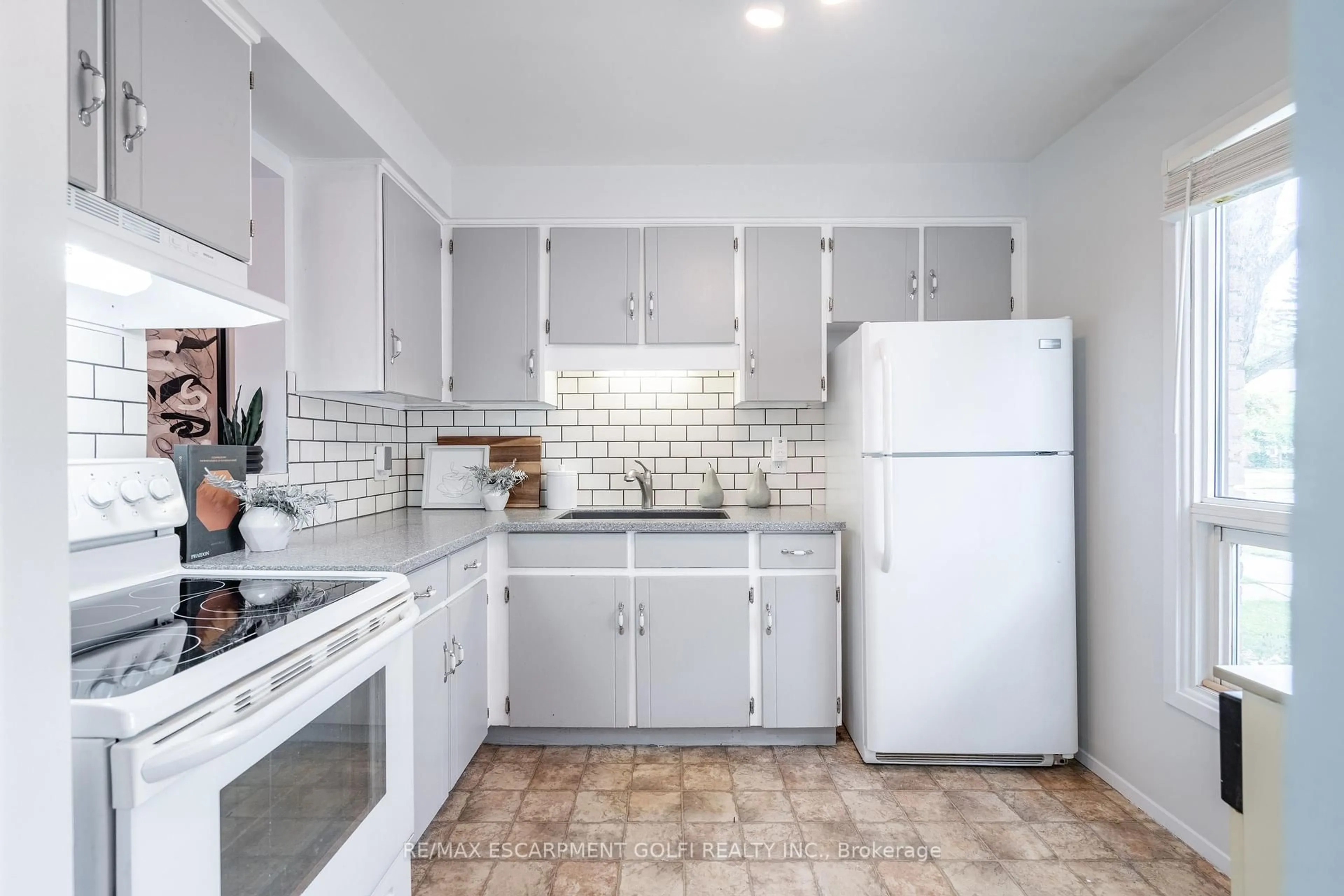 Standard kitchen, ceramic/tile floor for 75 Ventura Dr #34, St. Catharines Ontario L2R 7J7