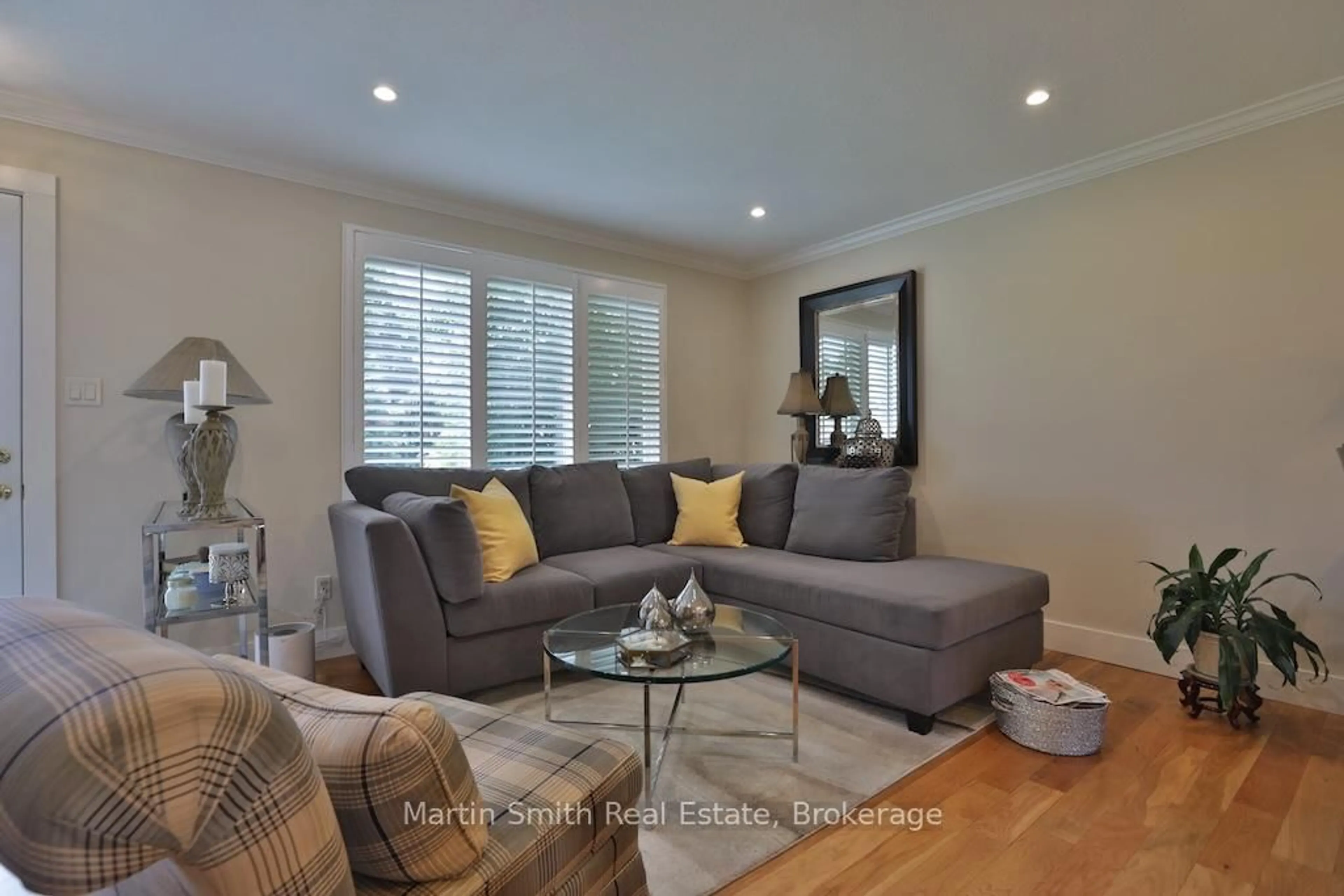 Living room with furniture, wood/laminate floor for 87 Cecil St, St. Catharines Ontario L2N 4B3