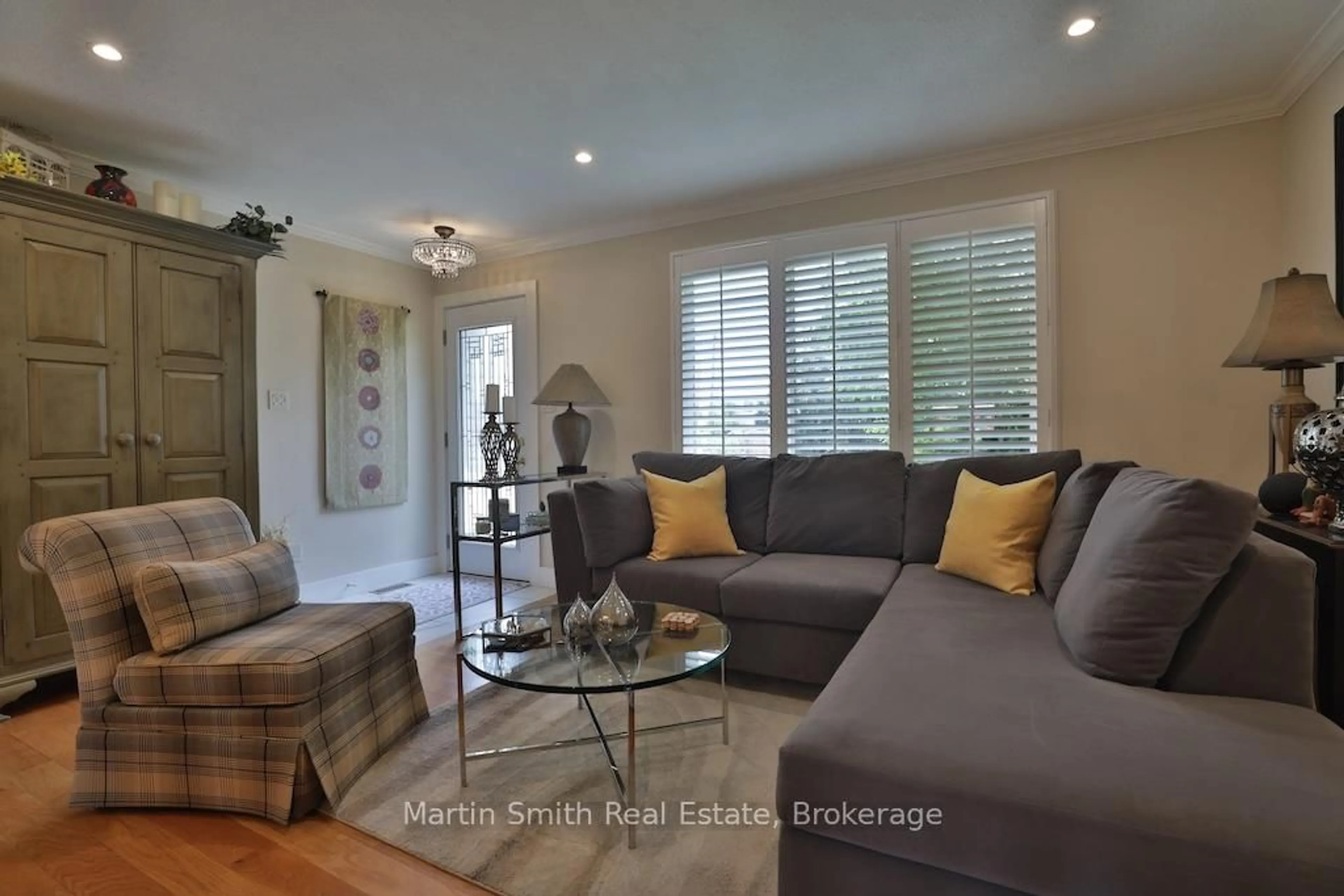 Living room with furniture, wood/laminate floor for 87 Cecil St, St. Catharines Ontario L2N 4B3