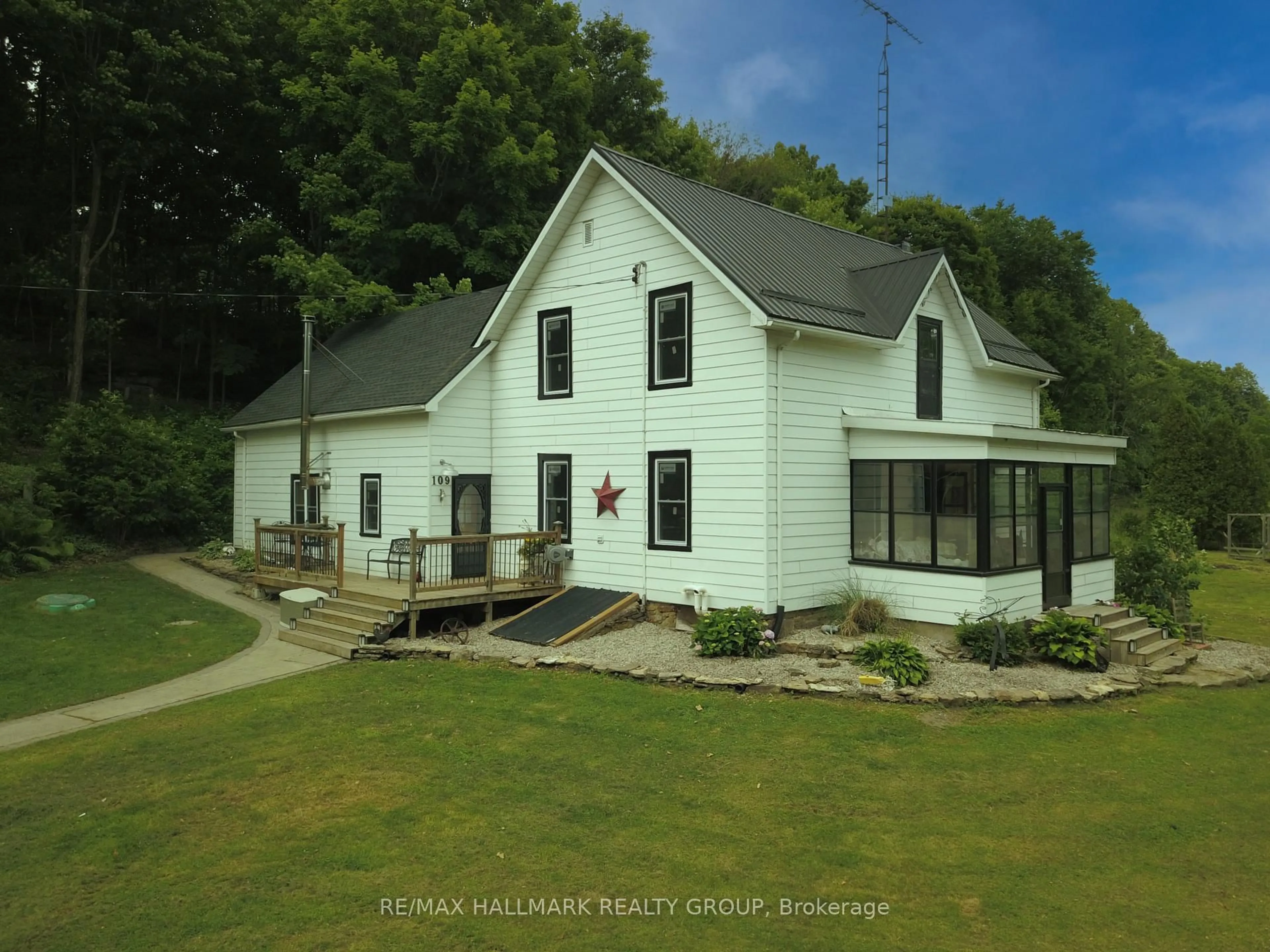 A pic from outside/outdoor area/front of a property/back of a property/a pic from drone, unknown for 109 Quabbin Rd, Leeds and the Thousand Islands Ontario K0E 1R0