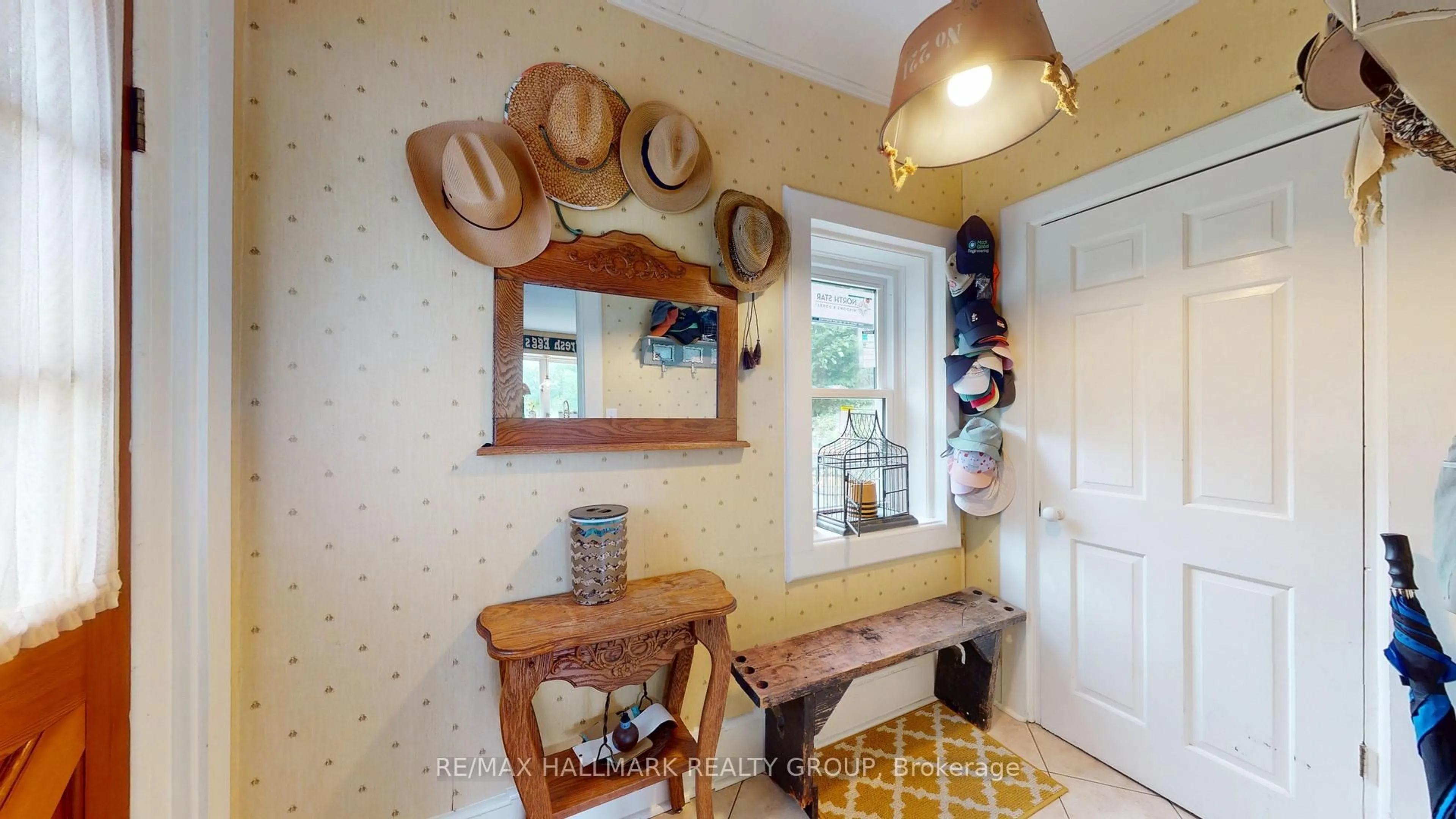 Indoor entryway for 109 Quabbin Rd, Leeds and the Thousand Islands Ontario K0E 1R0