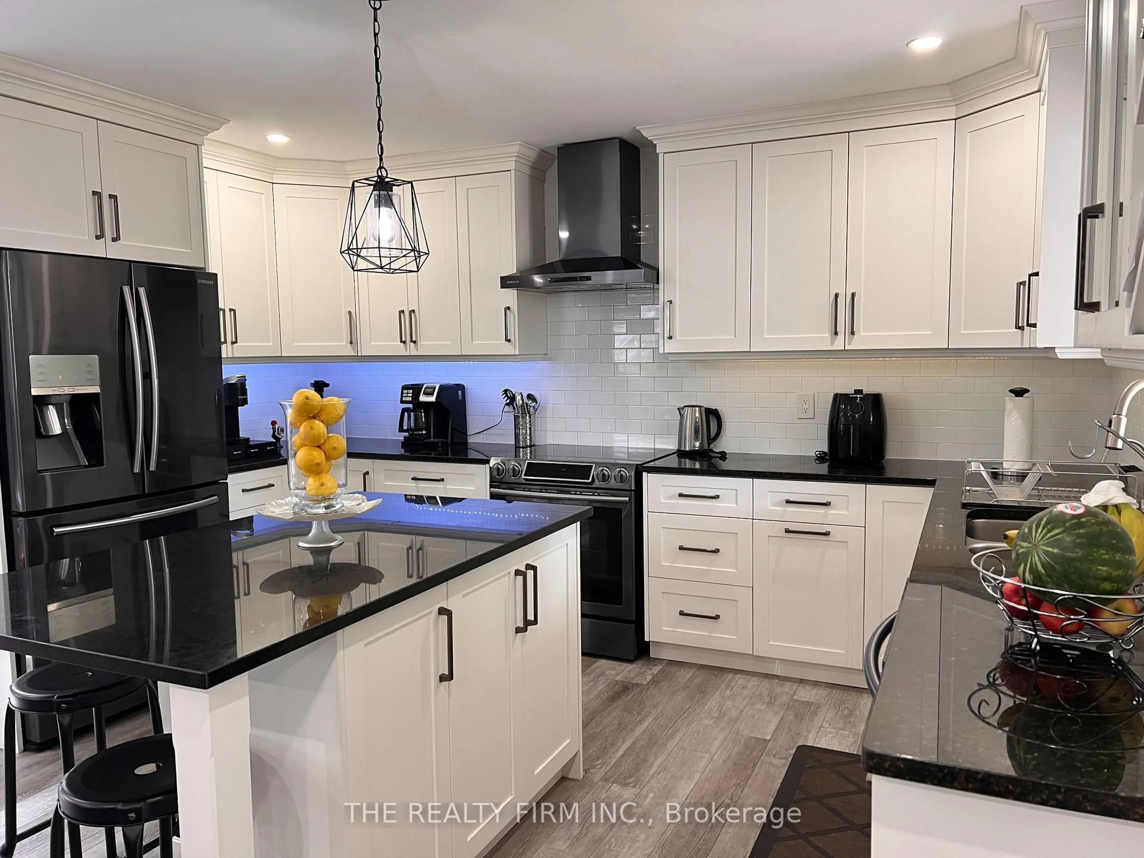 Open concept kitchen, ceramic/tile floor for 371 Sherwood Ave, Central Elgin Ontario N0L 1B0
