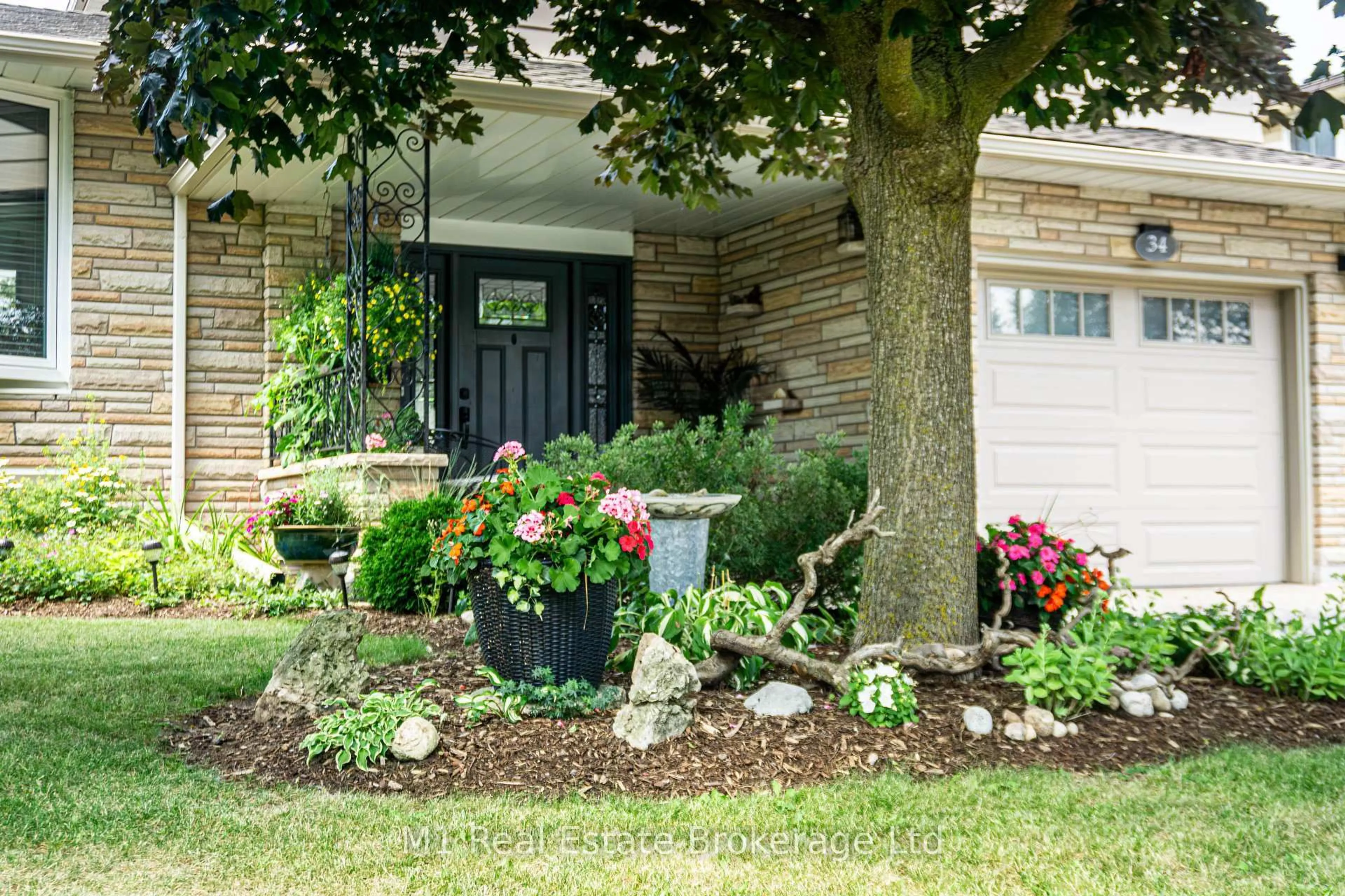 Indoor entryway for 34 Strathcona Cres, Kitchener Ontario N2B 2W6
