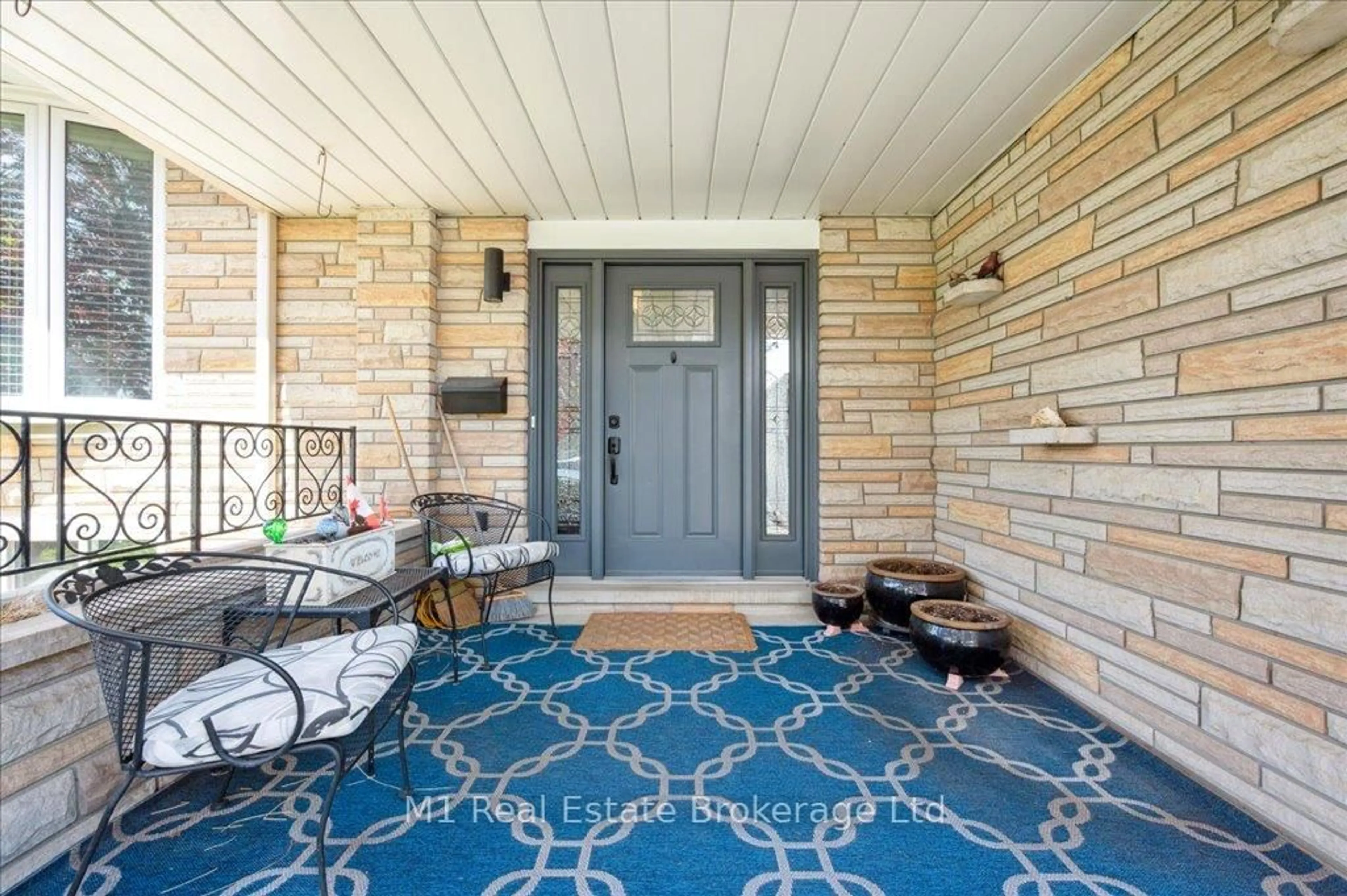 Indoor entryway for 34 Strathcona Cres, Kitchener Ontario N2B 2W6