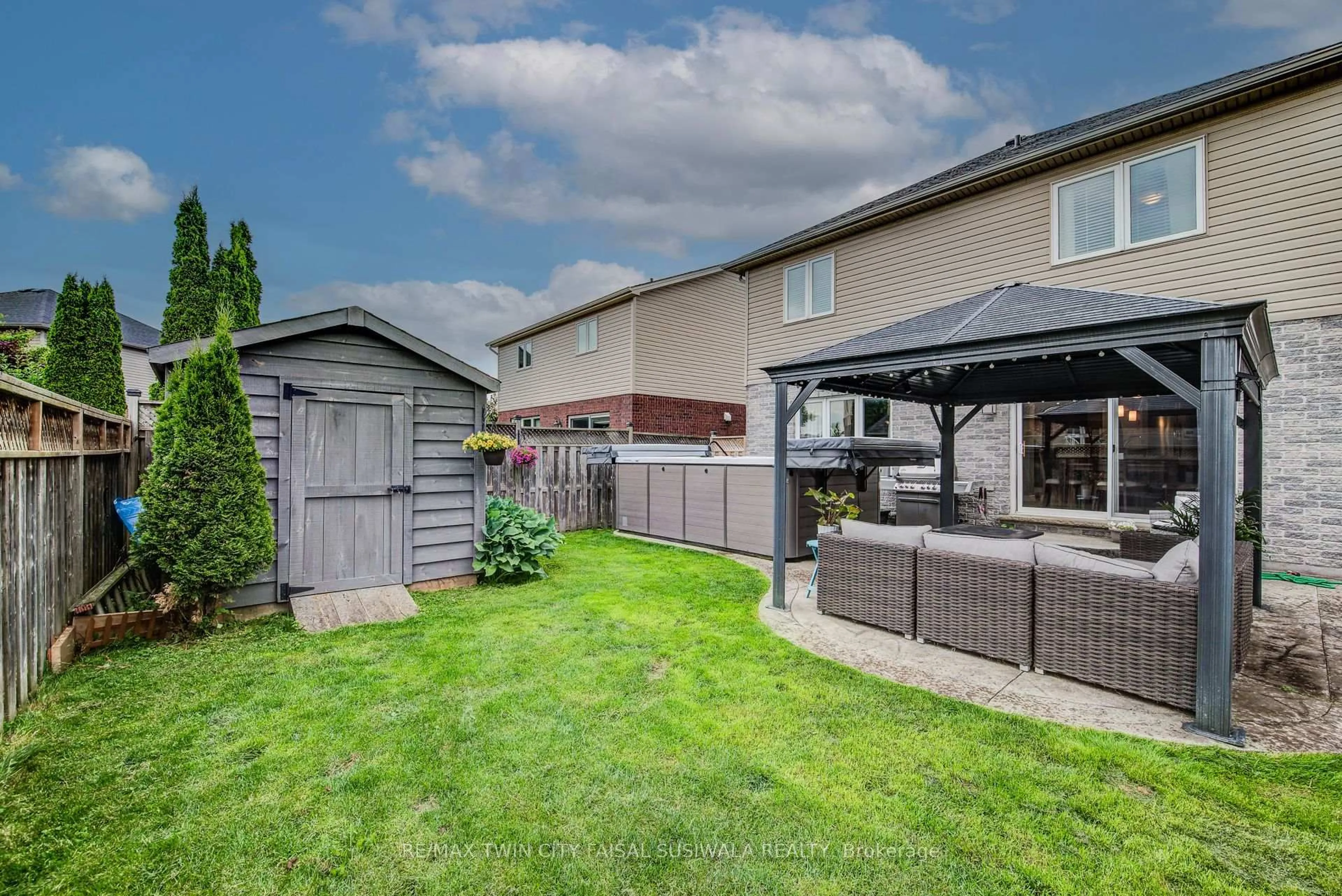 Patio, street for 719 Frontenac Cres, Woodstock Ontario N4V 0B1