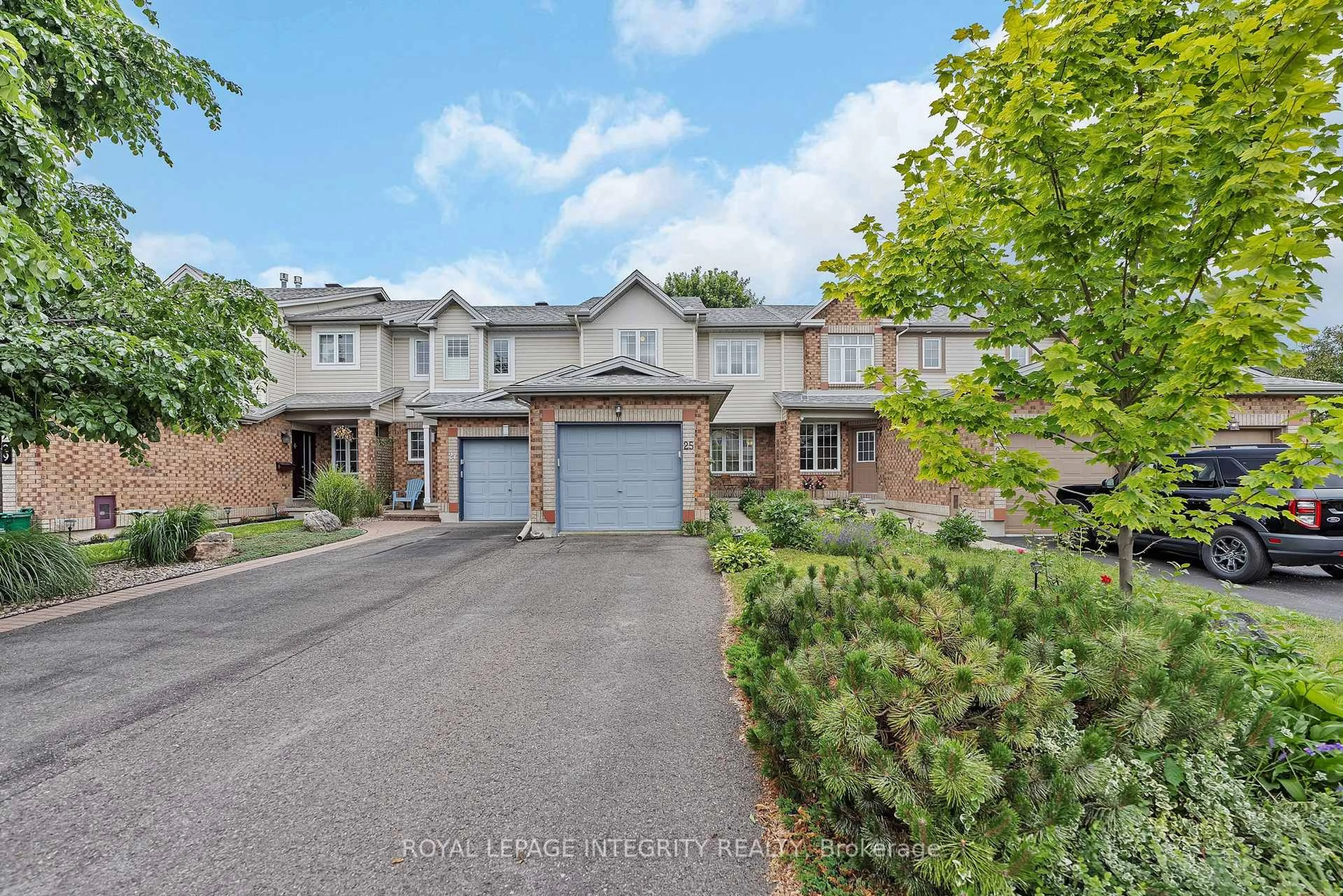 A pic from outside/outdoor area/front of a property/back of a property/a pic from drone, street for 25 Drumso St, Ottawa Ontario K1T 3X9