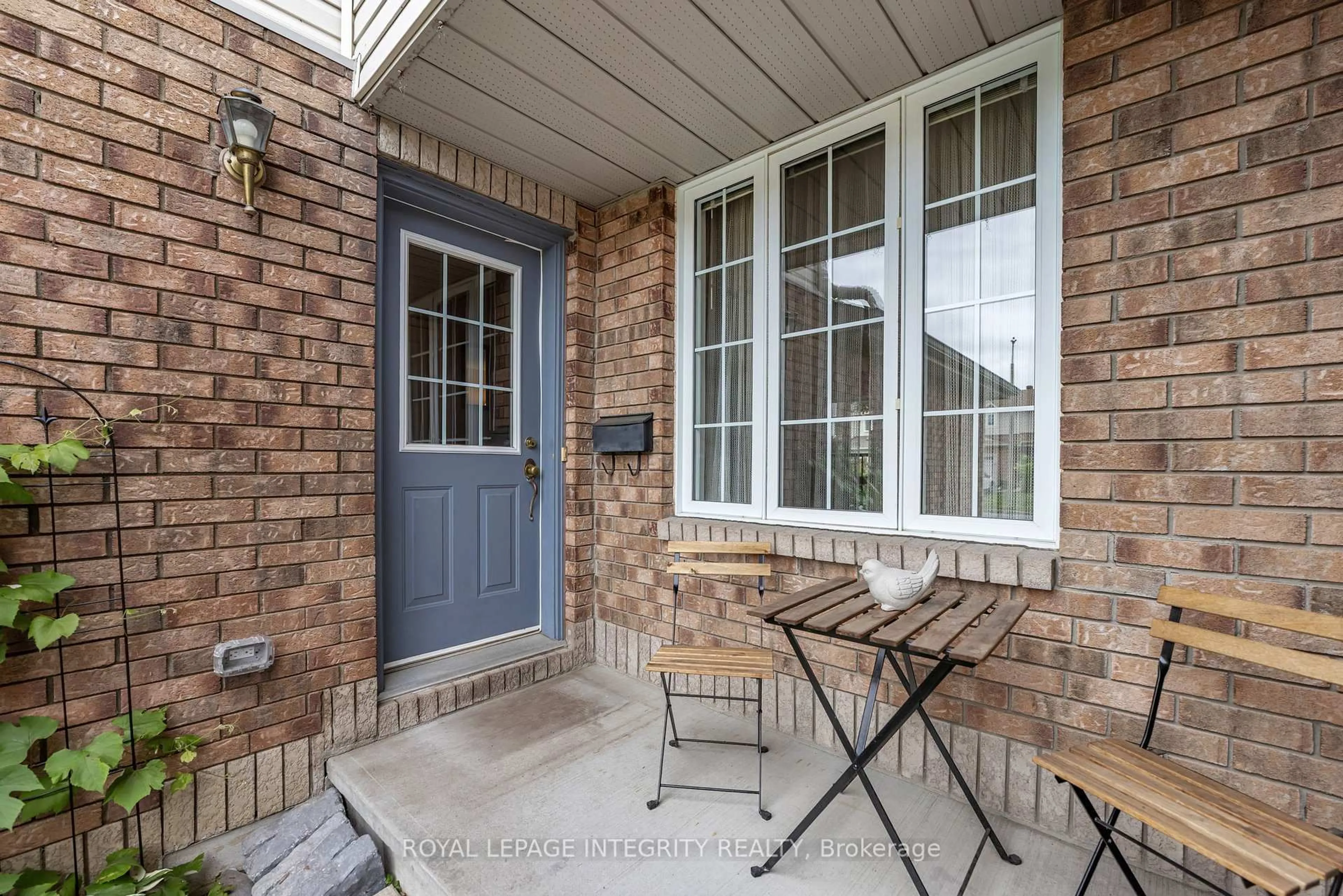 Indoor entryway for 25 Drumso St, Ottawa Ontario K1T 3X9