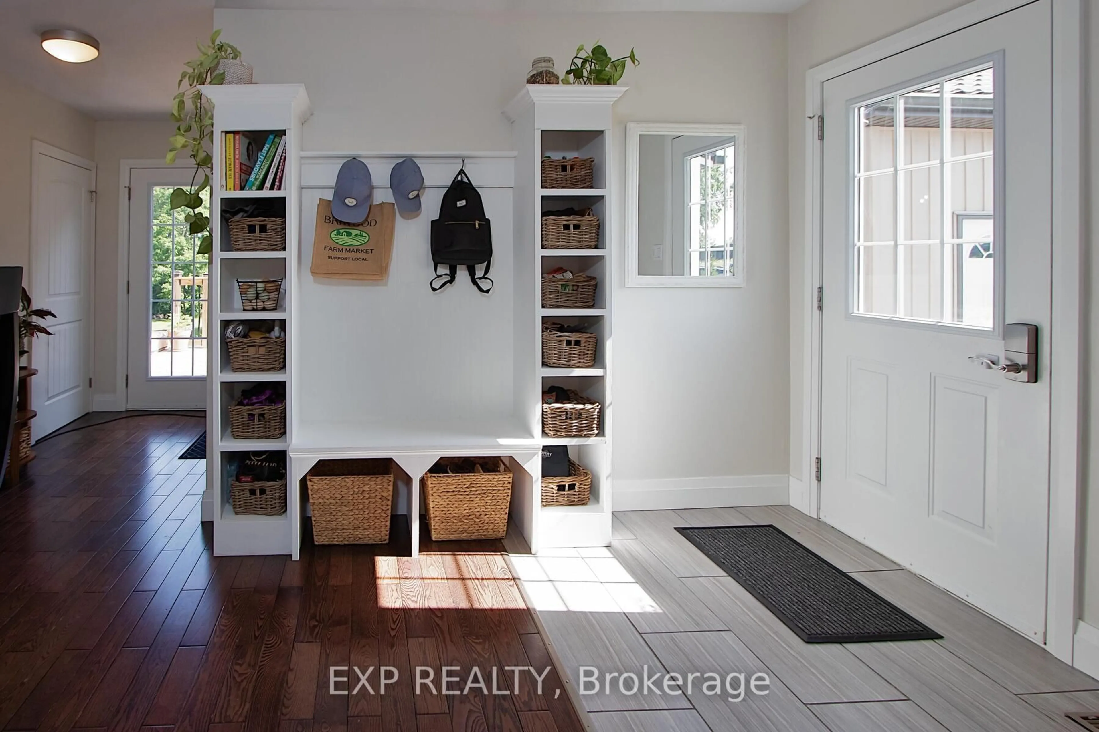 Indoor entryway for 52686 Chalet Line, Malahide Ontario N5H 2R1