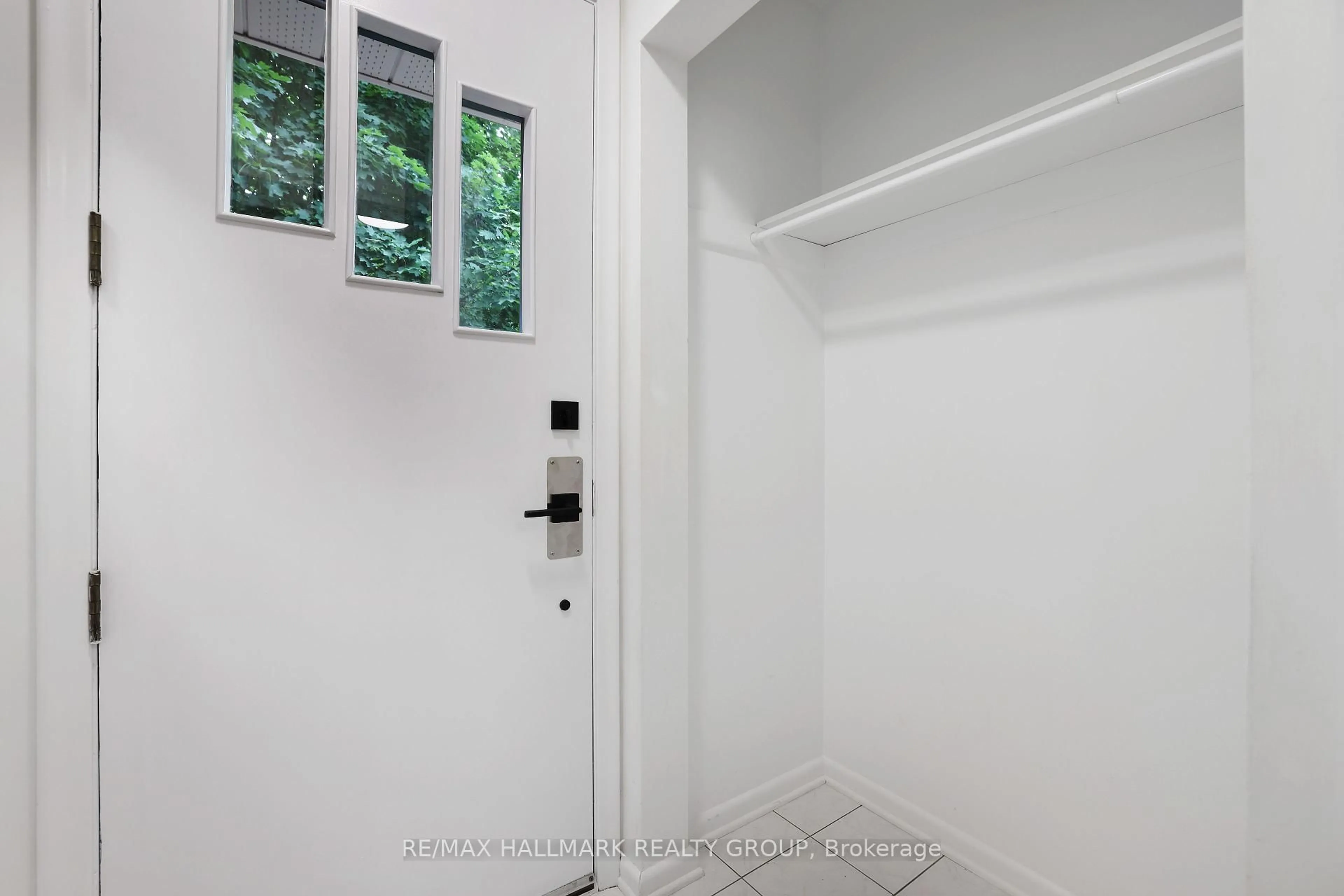 Indoor entryway for 2412 Malone Cres, Ottawa Ontario K2C 1L5