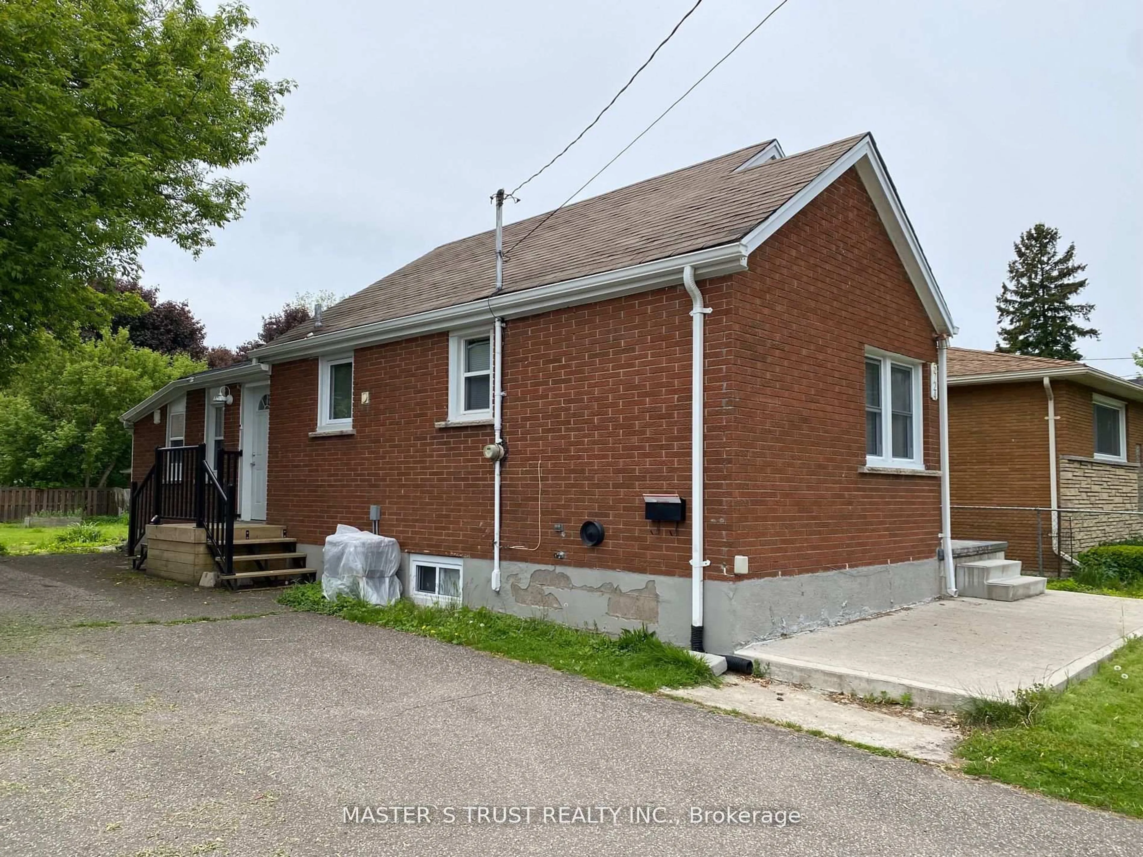 Home with brick exterior material, street for 5724 Arthur St, Niagara Falls Ontario L2E 3C1