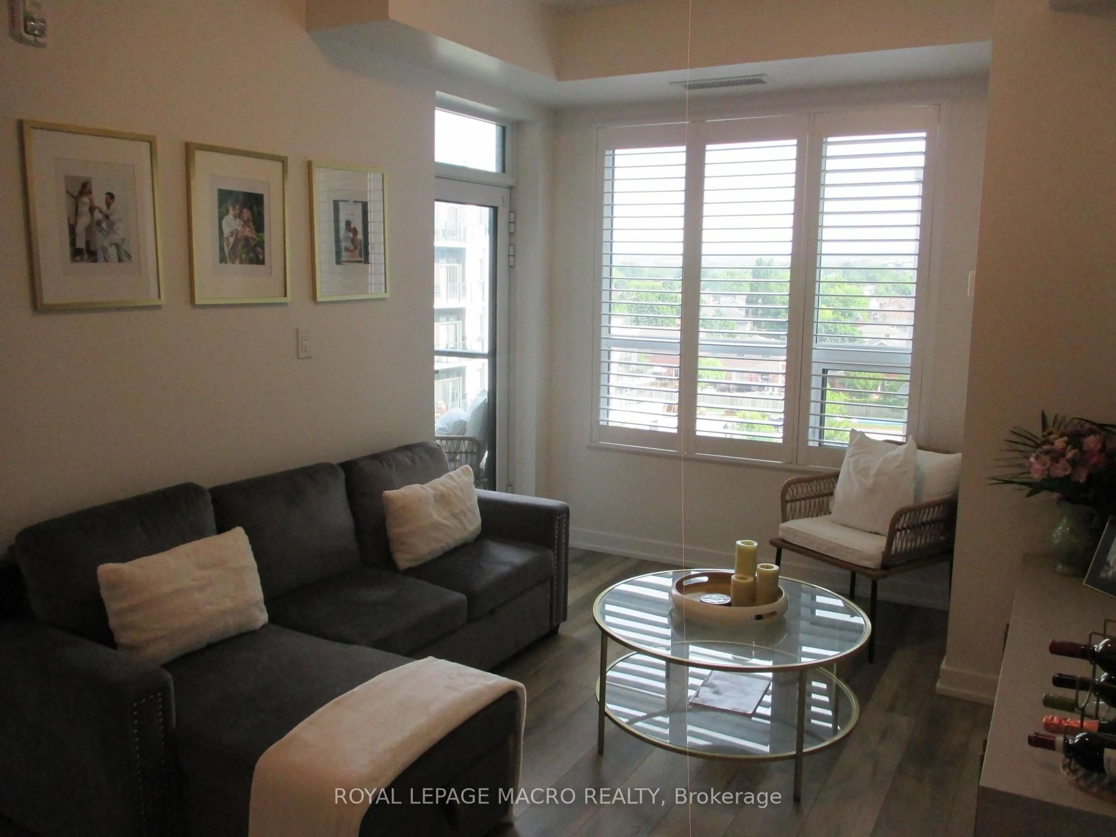 Living room with furniture, wood/laminate floor for 5055 Greenlane Rd #533, Lincoln Ontario L0R 1B3