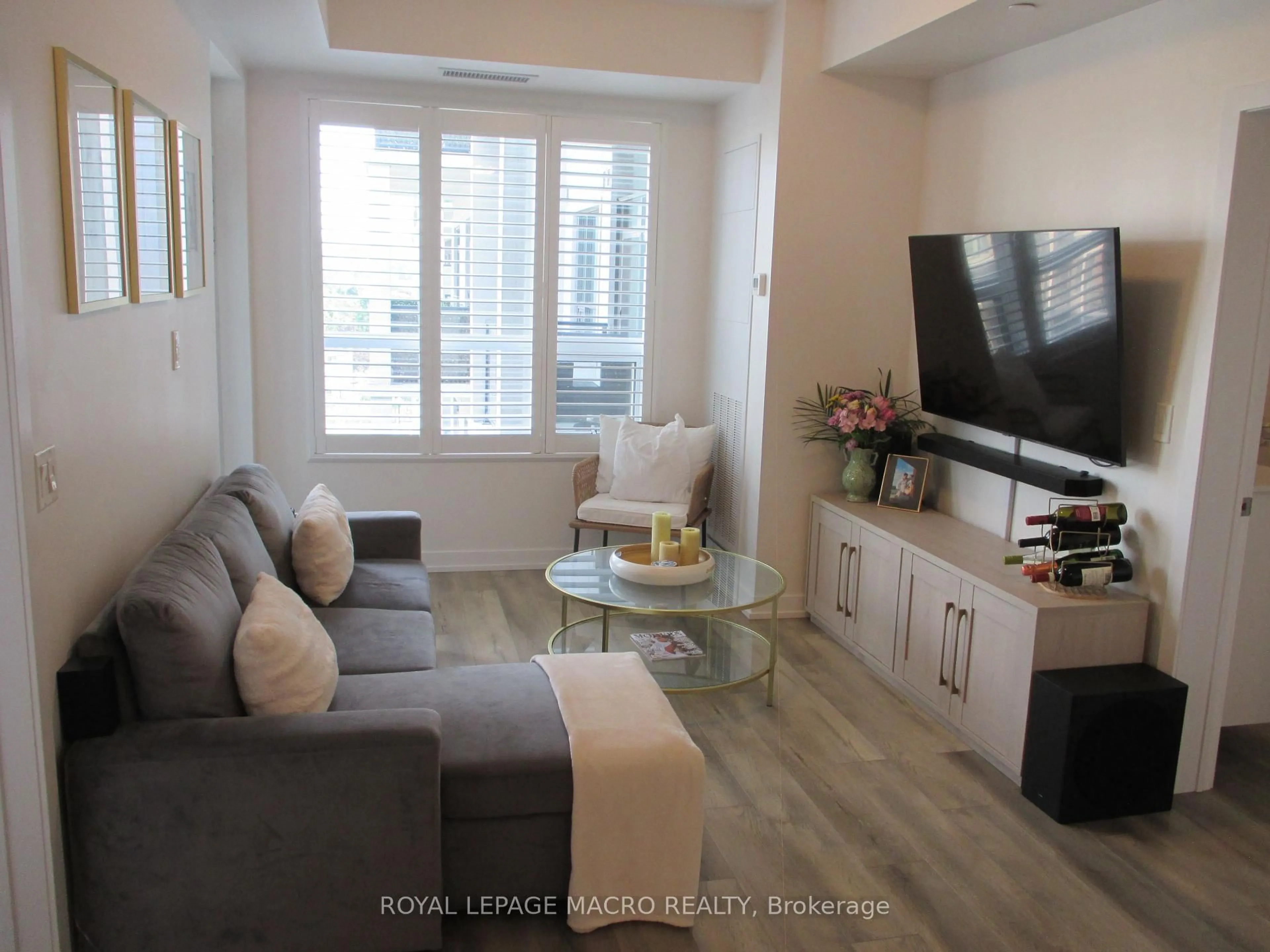 Living room with furniture, wood/laminate floor for 5055 Greenlane Rd #533, Lincoln Ontario L0R 1B3