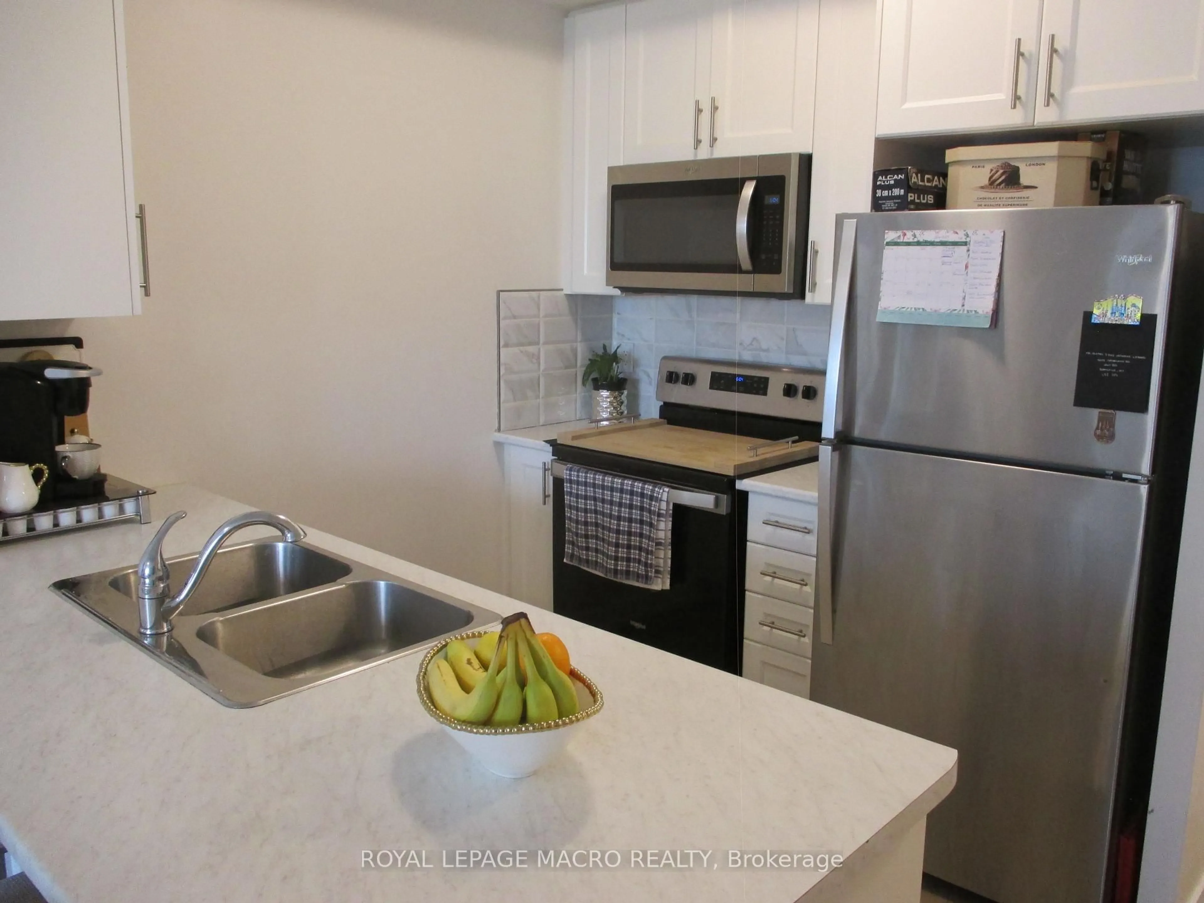 Standard kitchen, unknown for 5055 Greenlane Rd #533, Lincoln Ontario L0R 1B3