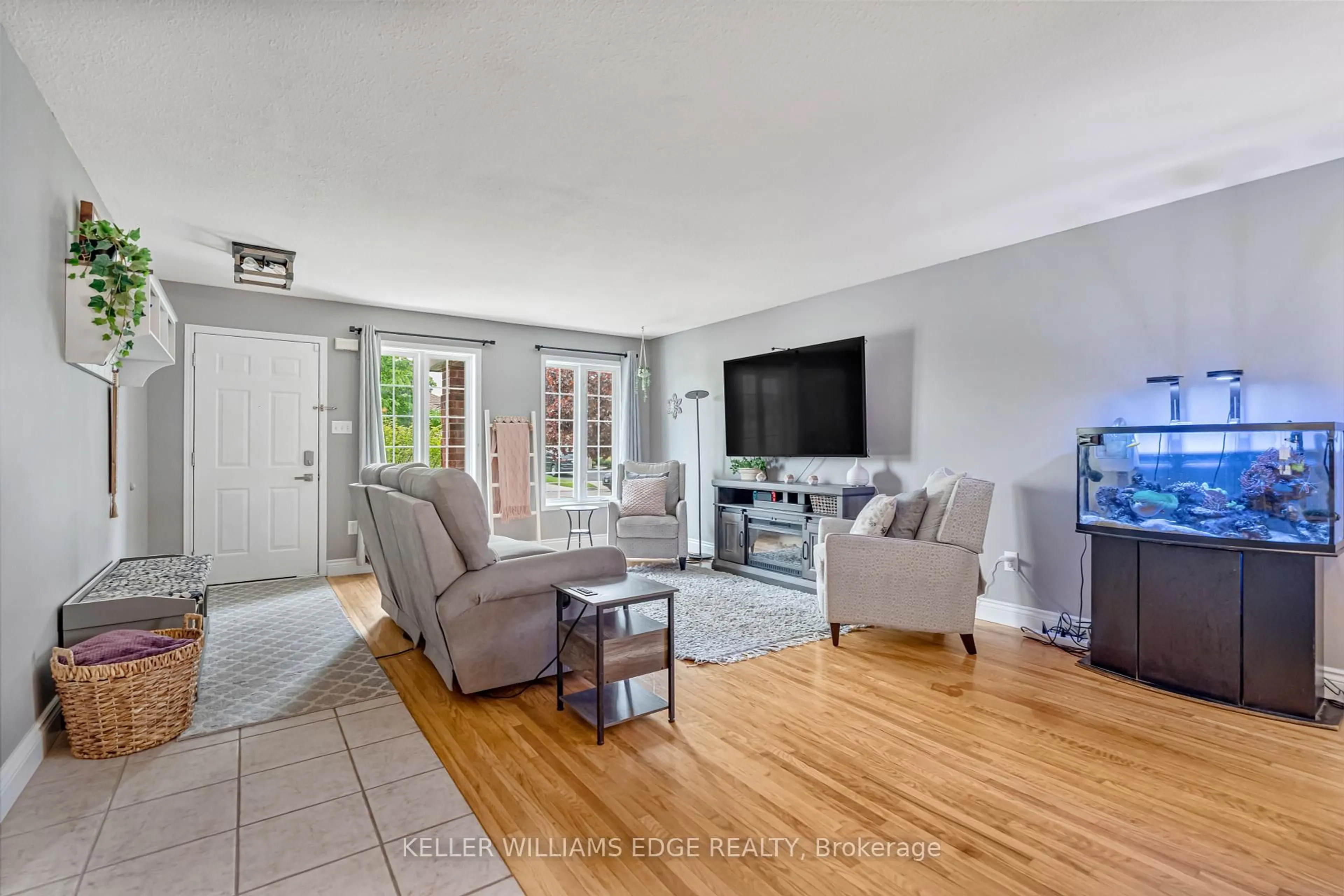 Living room with furniture, unknown for 258 Green Vista Dr, Cambridge Ontario N1T 1Z1
