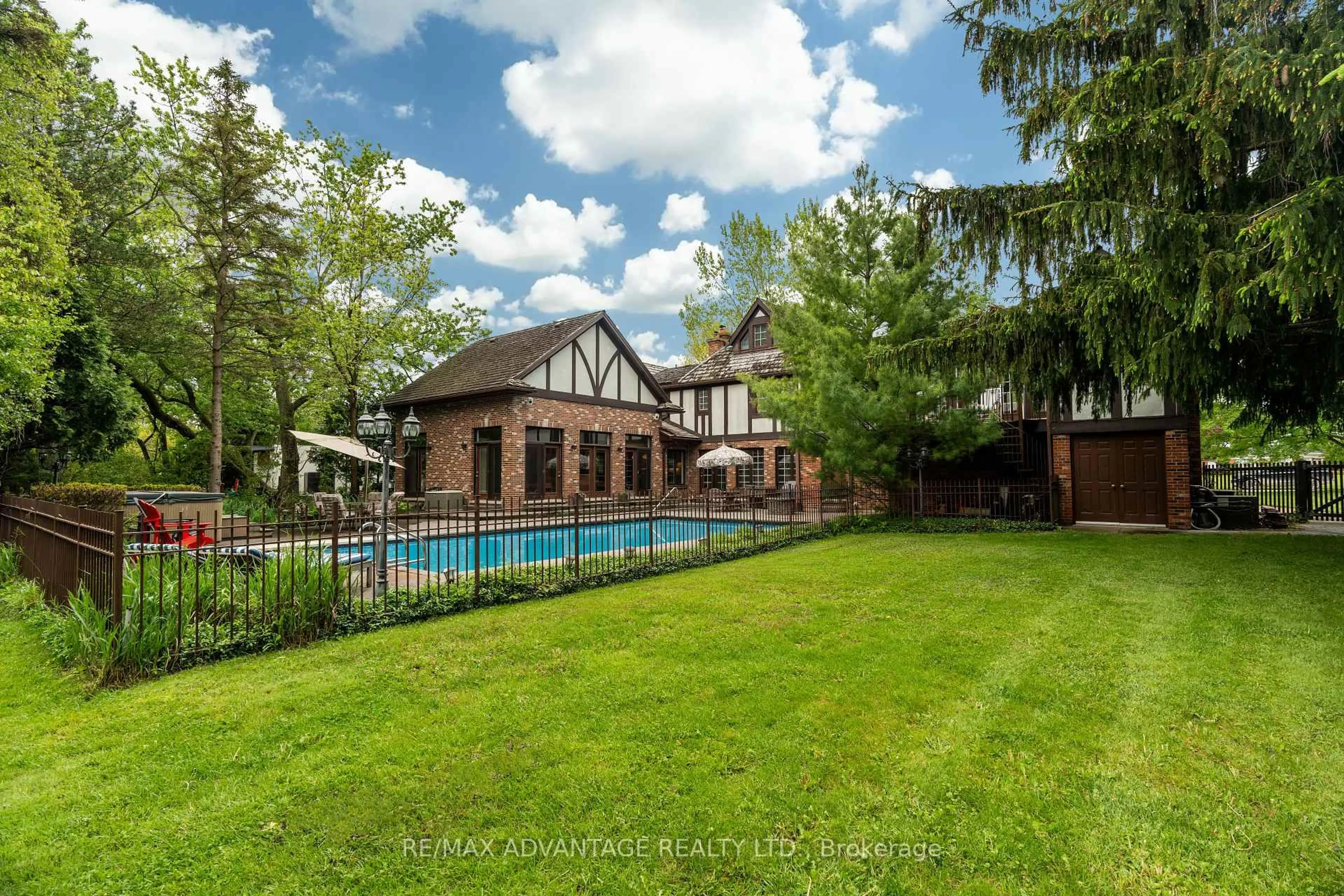 Pool for 1510 Ryersie Rd, London North Ontario N6G 2R9