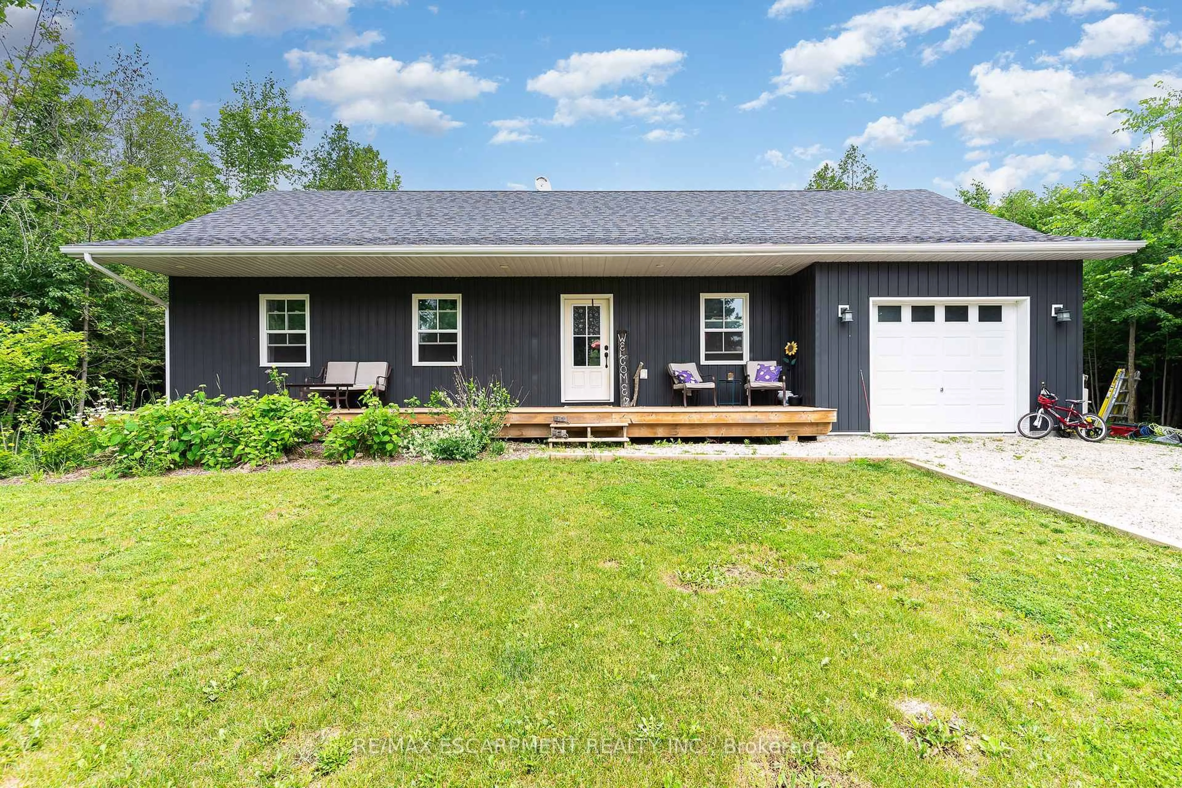 Home with vinyl exterior material, unknown for 135 Sir Williams Lane, Grey Highlands Ontario N0C 1E0