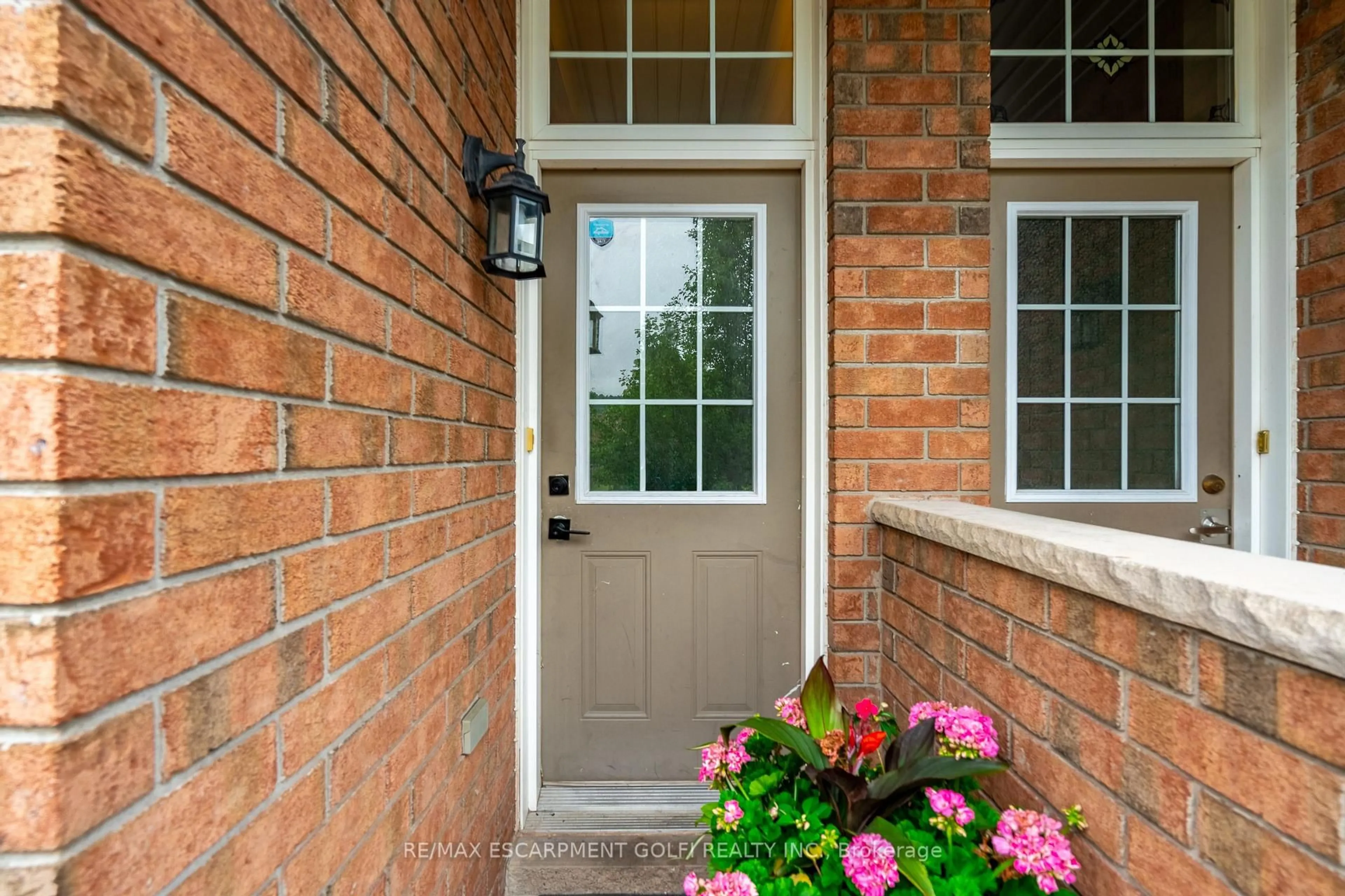 Indoor entryway for 151 Green Rd #26, Hamilton Ontario L8G 3X2