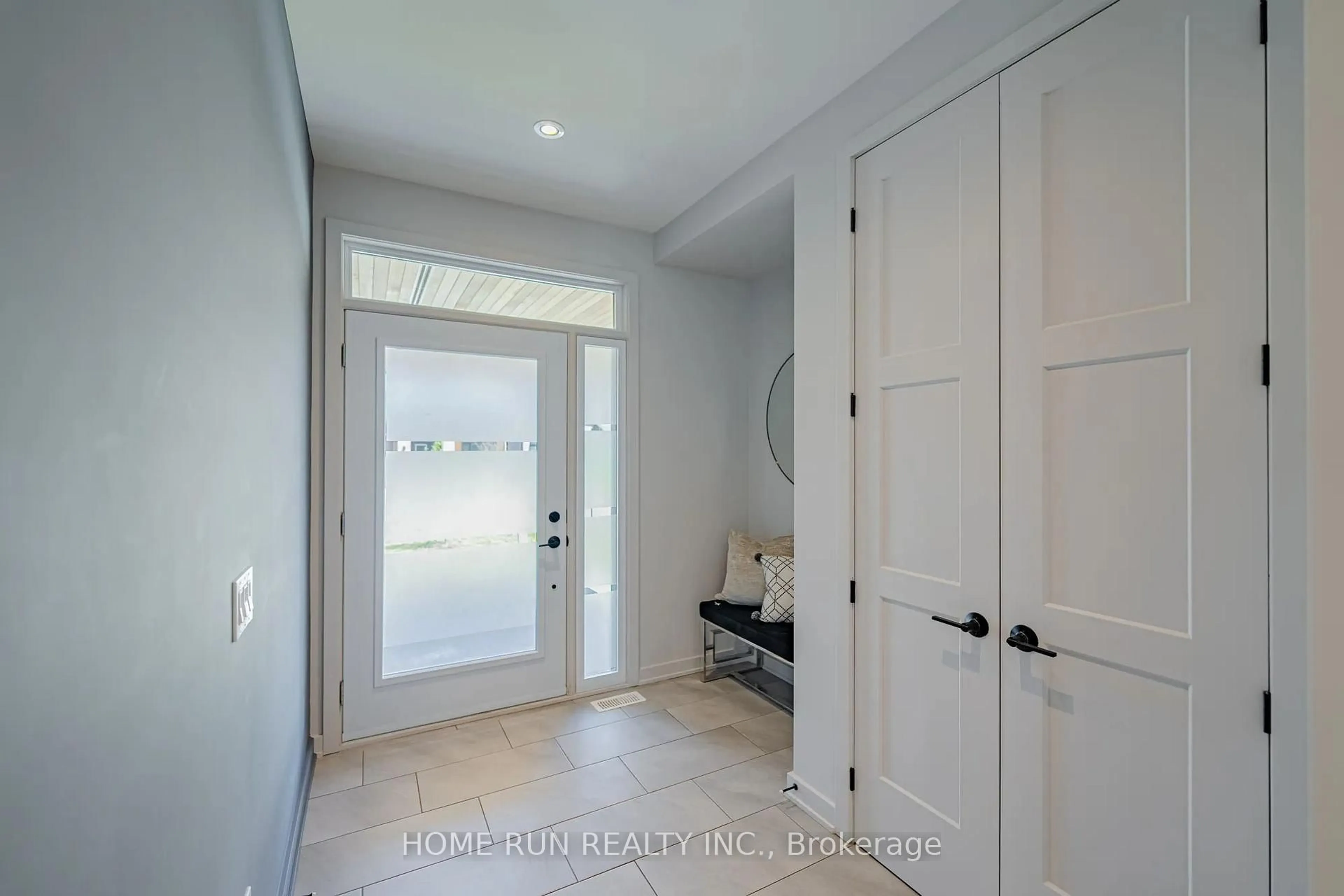 Indoor entryway for 530 Tenor Rdge, Ottawa Ontario K4M 0P9