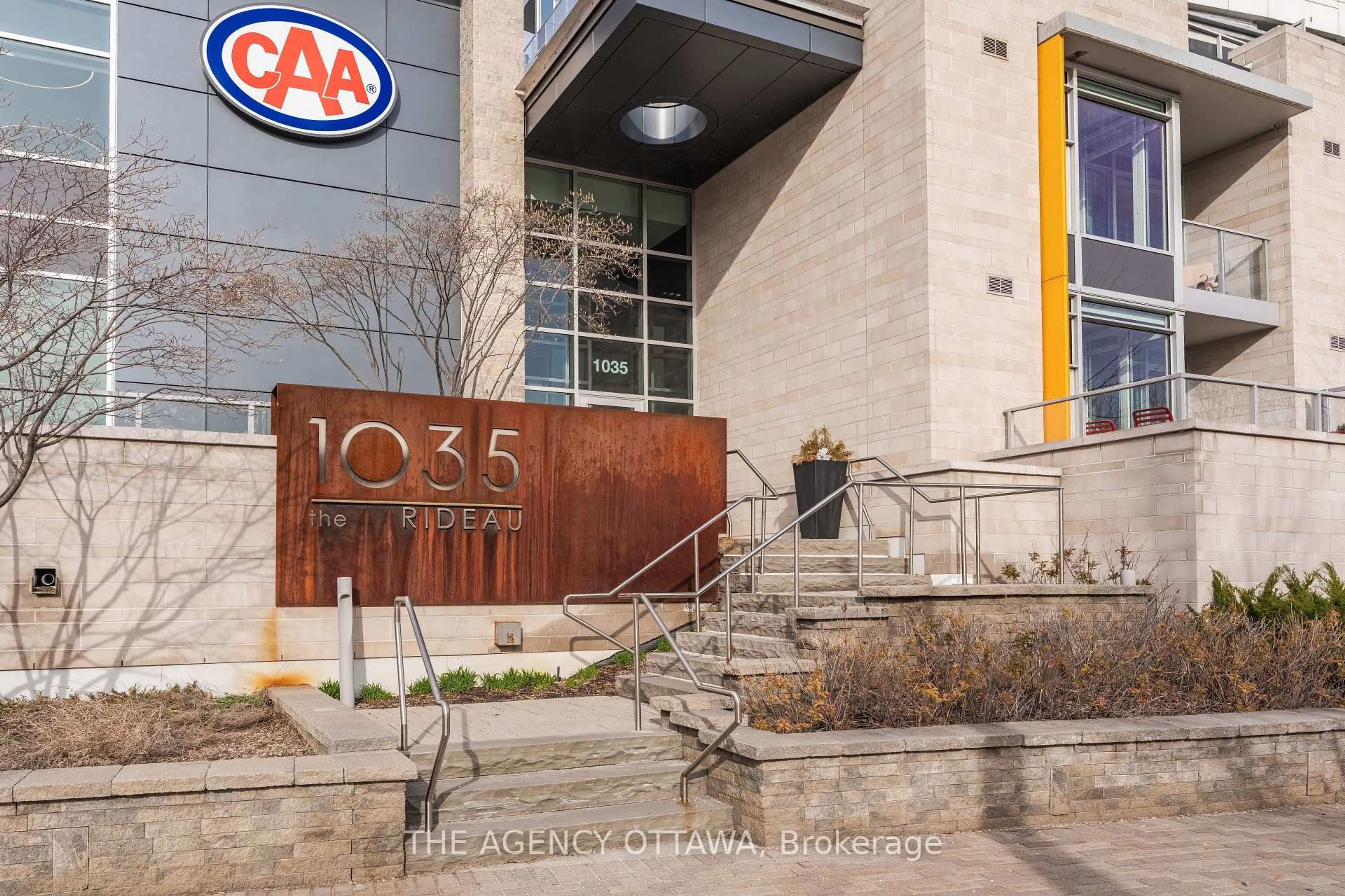 Indoor foyer for 1035 Bank St #709, Ottawa Ontario K1S 5K3
