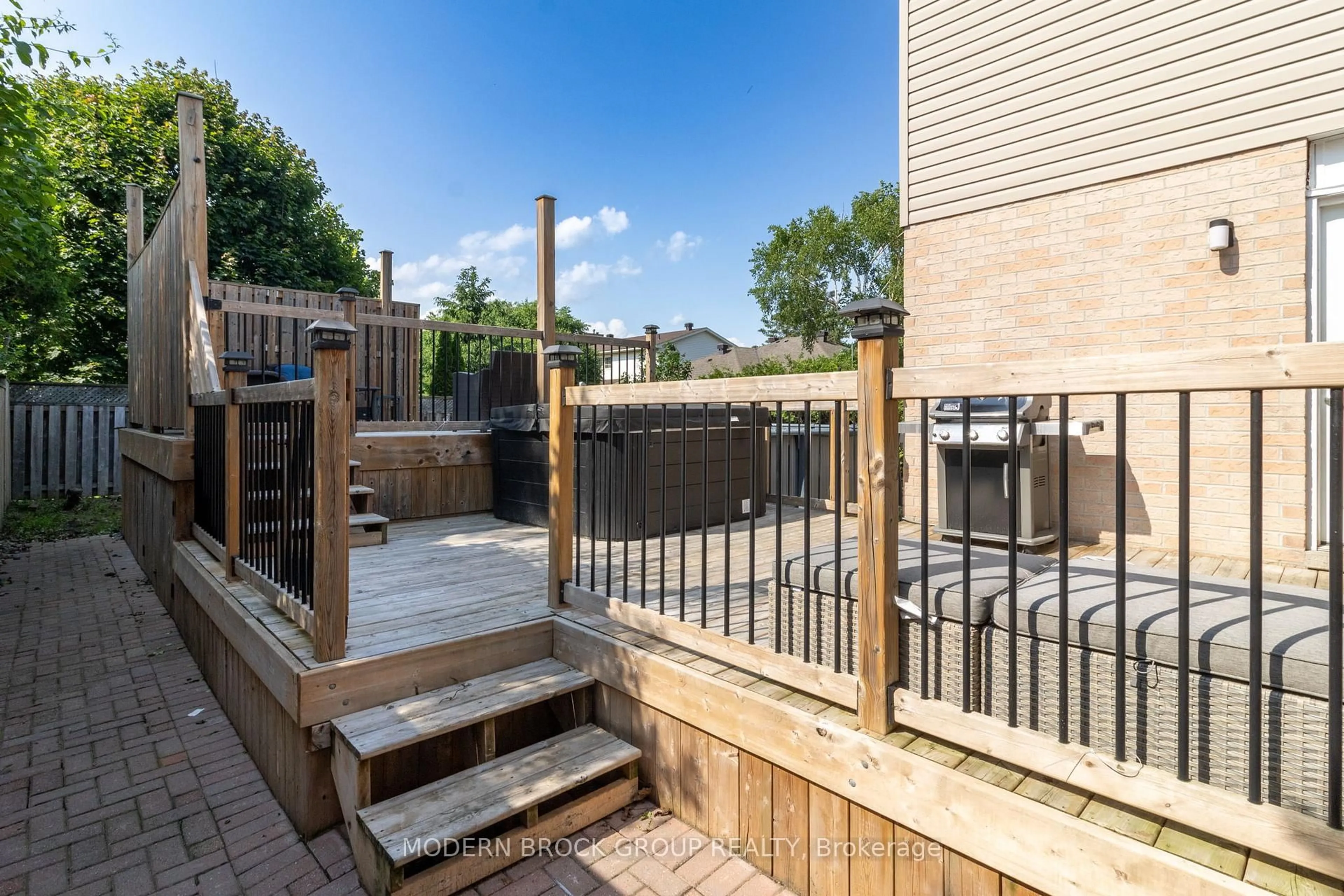 Patio, street for 174 Row Pl, Brockville Ontario K6V 6V2