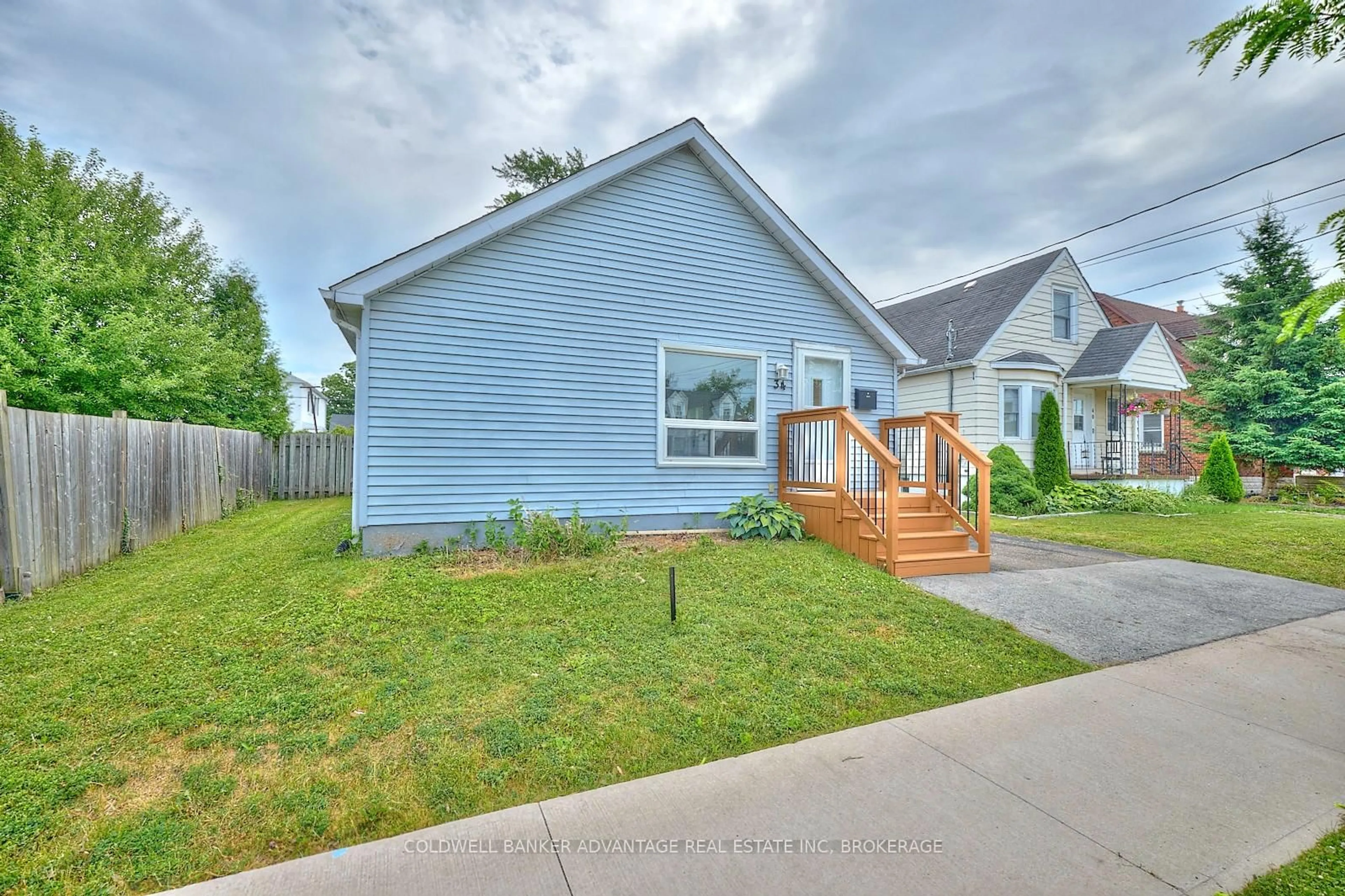 Home with vinyl exterior material, street for 34 Scholfield Ave, Welland Ontario L3B 1N5