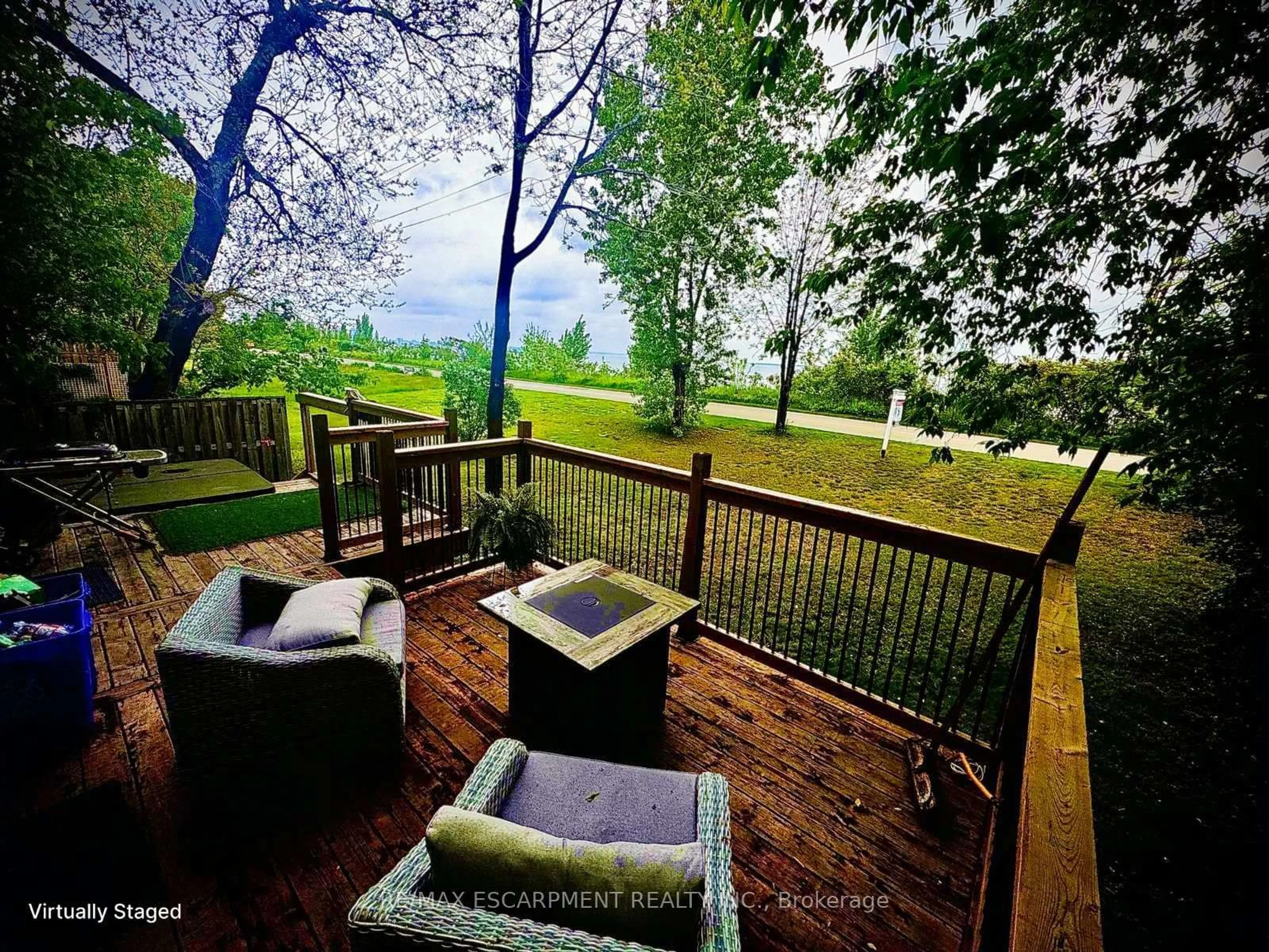 Patio, forest/trees view for 735 Beach Blvd, Hamilton Ontario L8H 6Y5