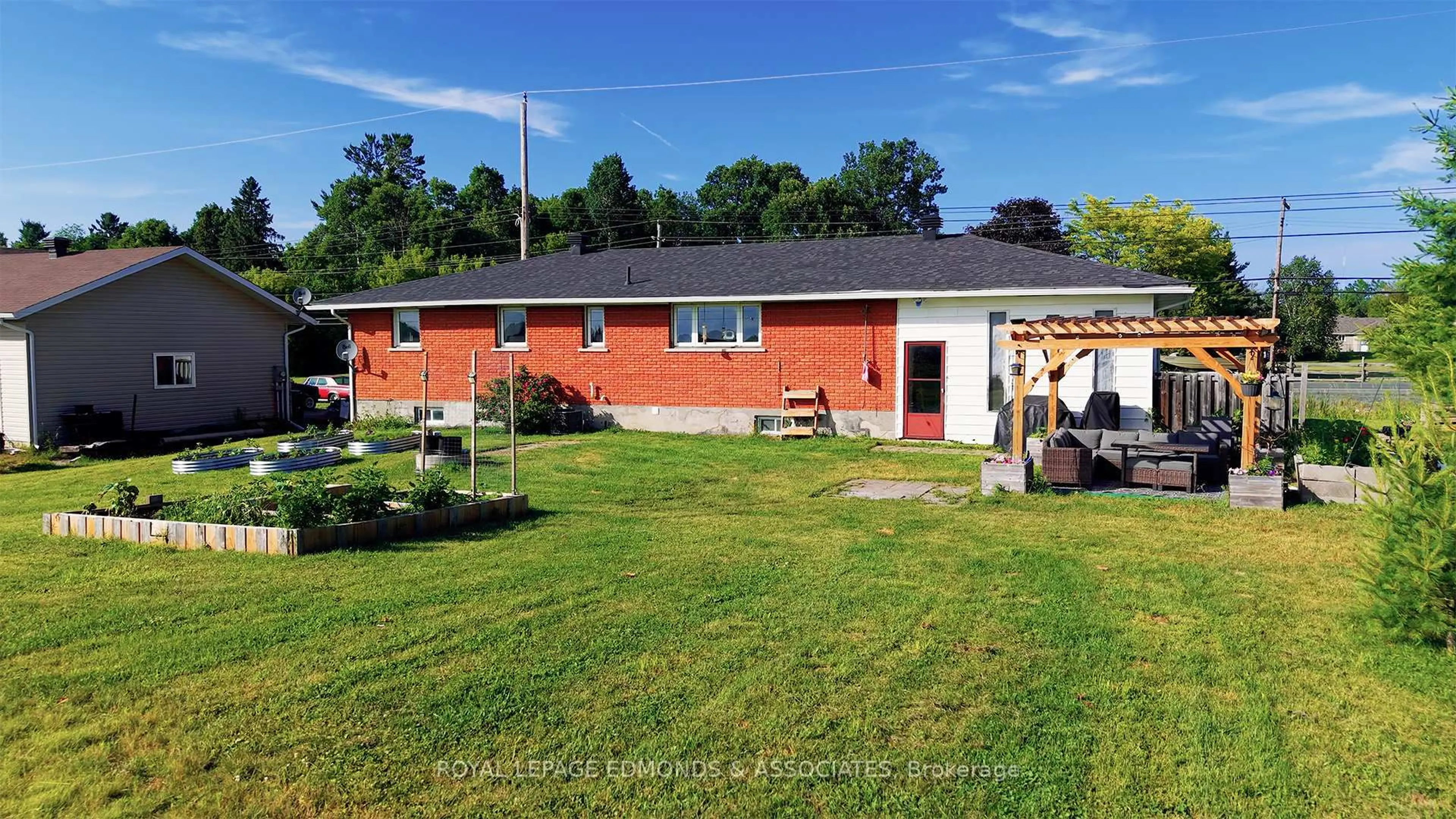 A pic from outside/outdoor area/front of a property/back of a property/a pic from drone, building for 140 Mud Lake Rd, Pembroke Ontario K8A 6W4