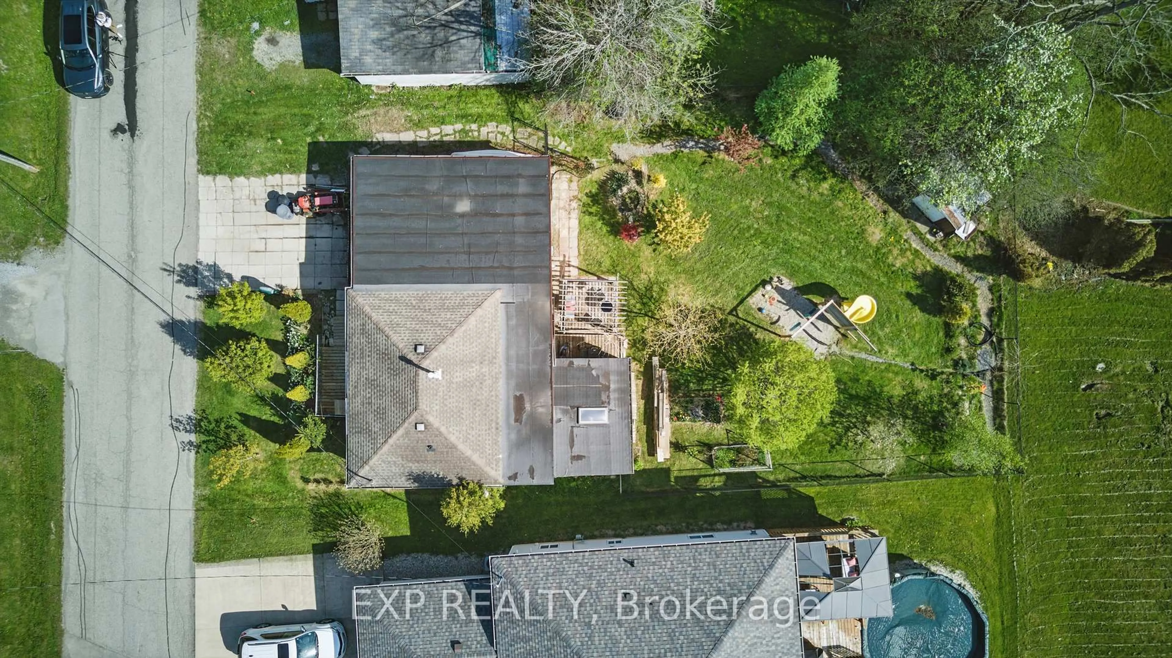 A pic from outside/outdoor area/front of a property/back of a property/a pic from drone, building for 99 Joseph St, Fort Erie Ontario L2A 5J6