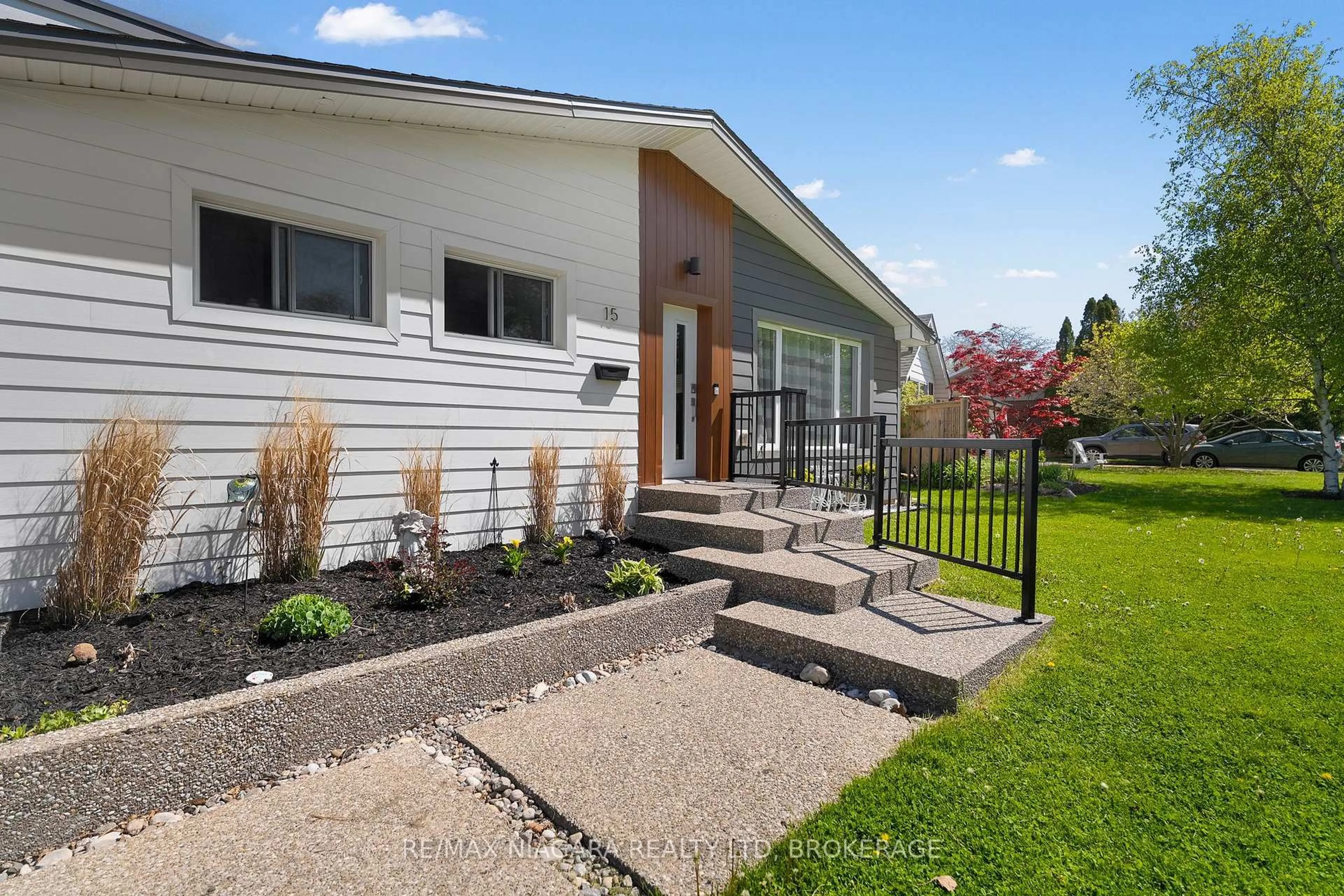 Home with vinyl exterior material, street for 15 Swan Dr, St. Catharines Ontario L2T 2C2