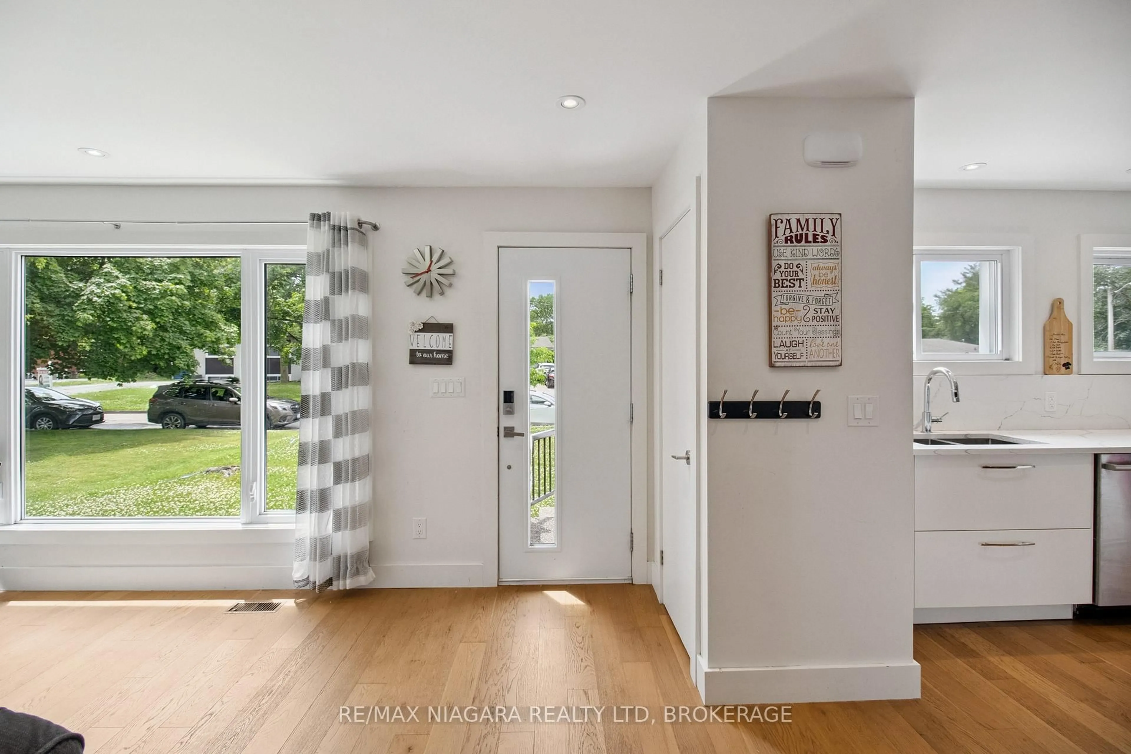 Indoor entryway for 15 Swan Dr, St. Catharines Ontario L2T 2C2