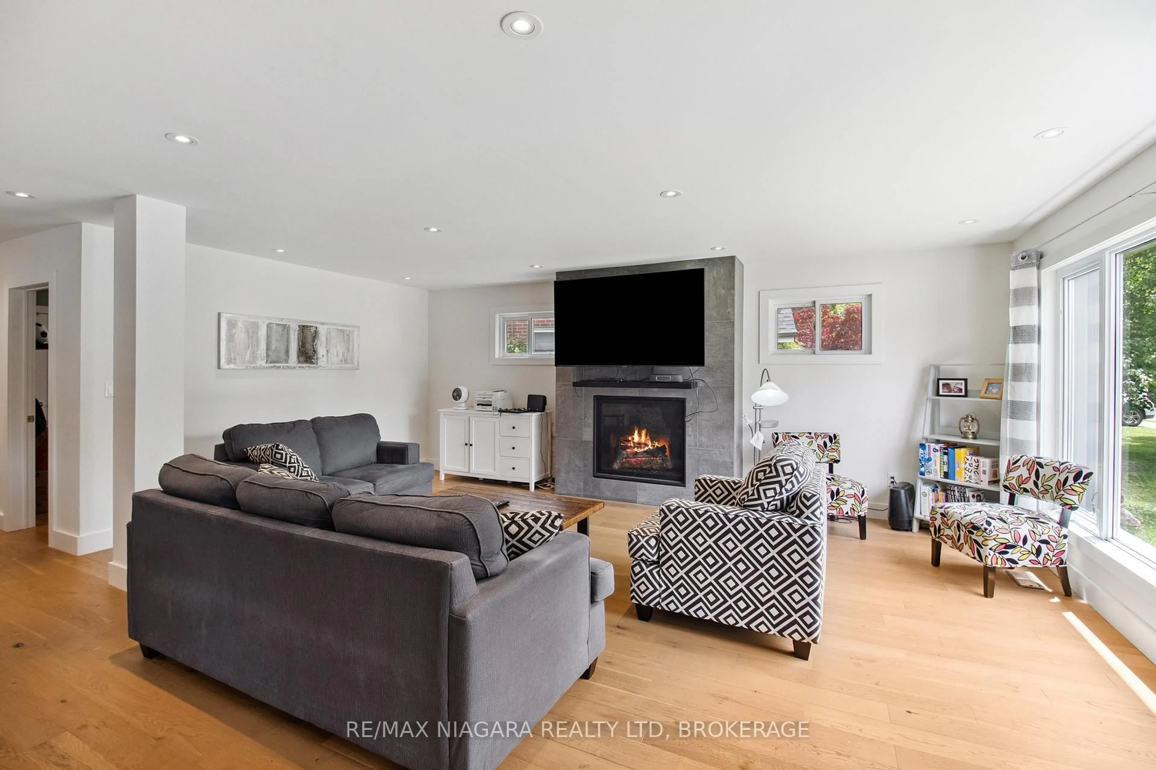 Living room with furniture, unknown for 15 Swan Dr, St. Catharines Ontario L2T 2C2