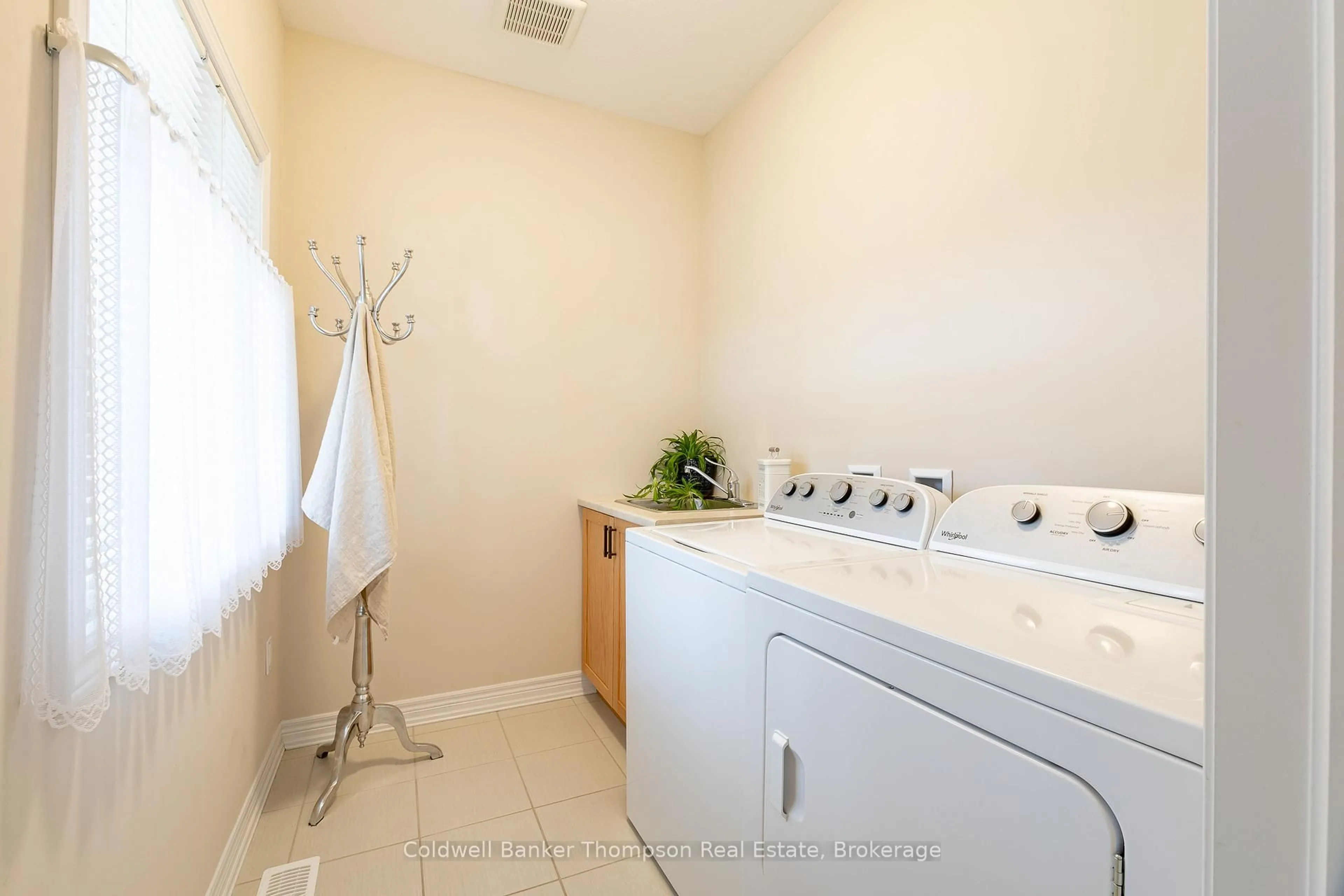 Laundry room for 68 Selkirk Dr, Huntsville Ontario P1H 0C6