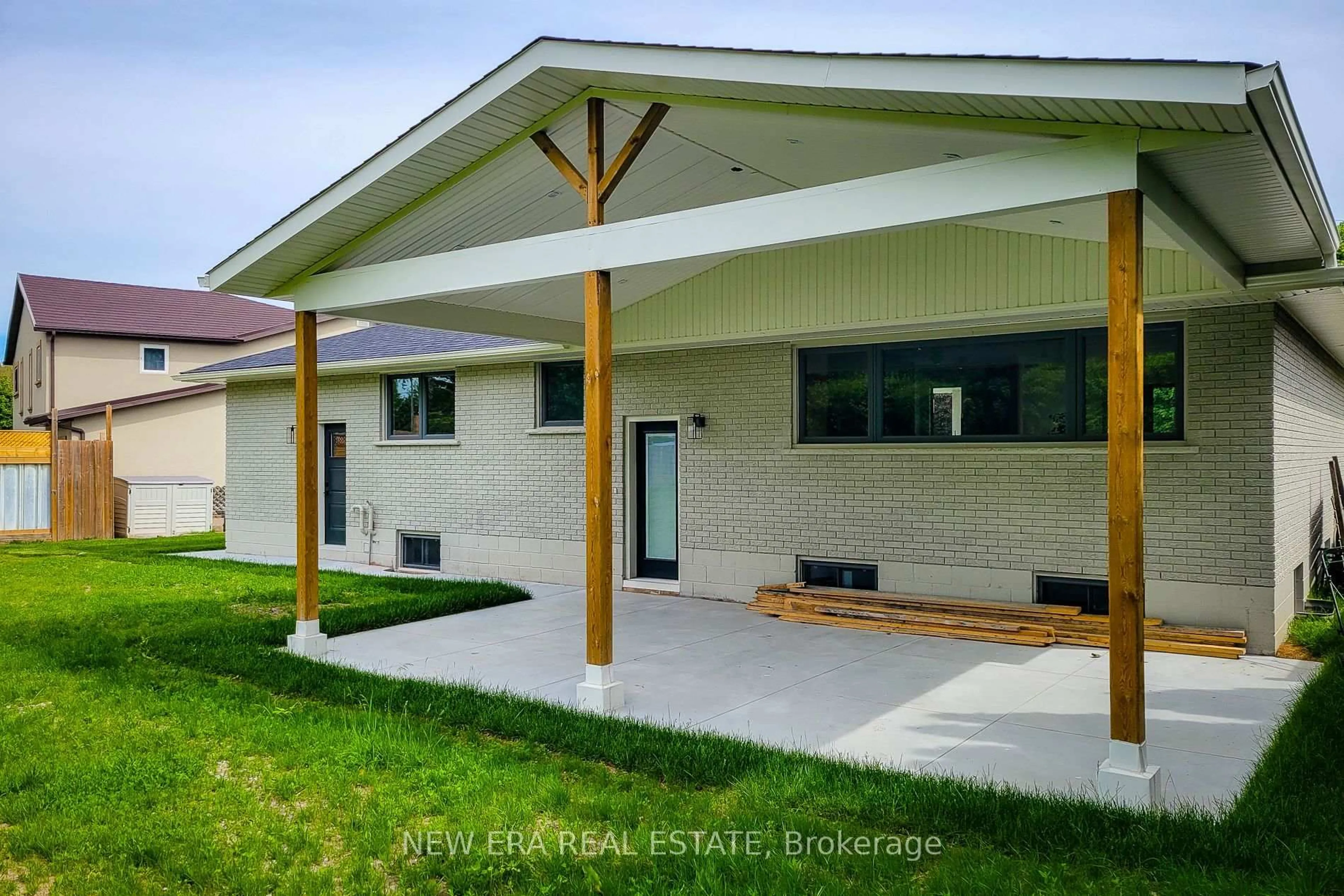 Home with vinyl exterior material, unknown for 26 George St, Grimsby Ontario L3M 3Y6