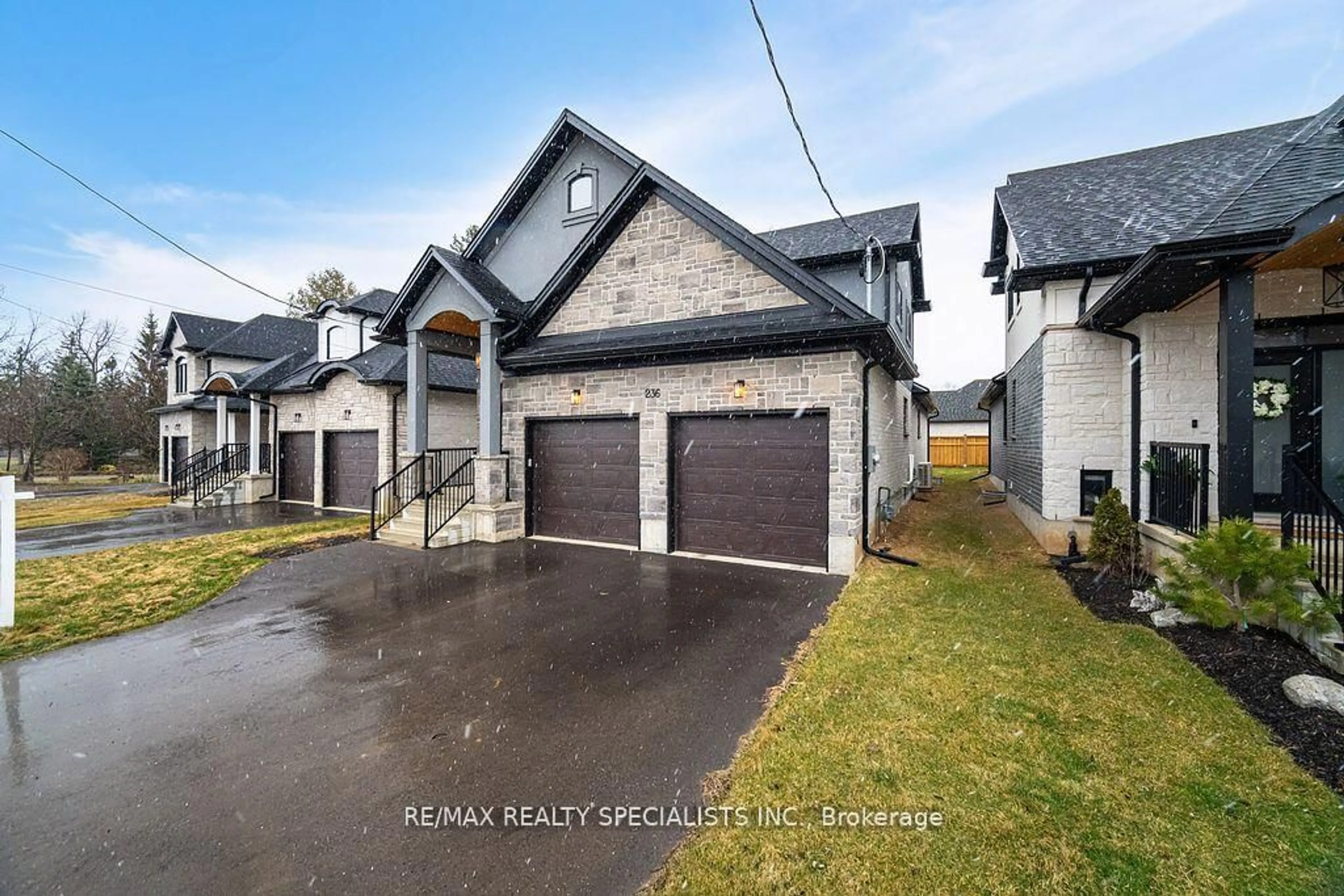 A pic from outside/outdoor area/front of a property/back of a property/a pic from drone, street for 236 Mount Pleasant St, Brantford Ontario N3T 1V1