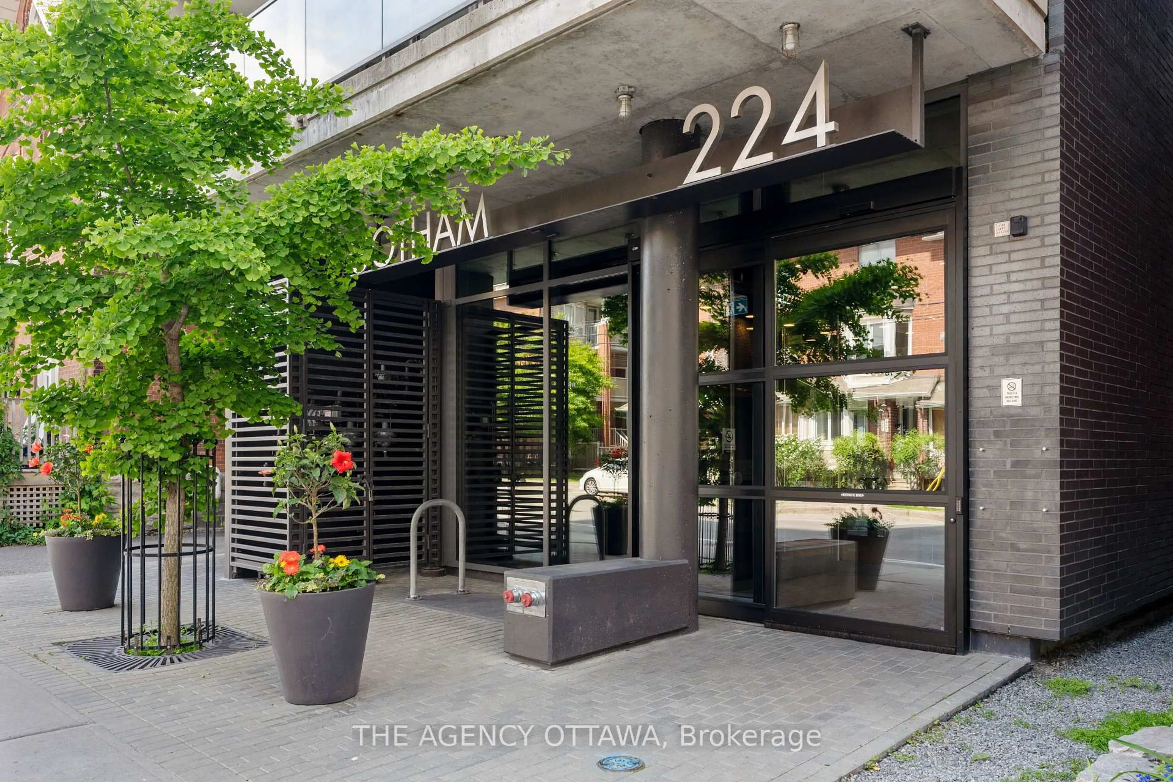 Indoor entryway for 224 Lyon St #907, Ottawa Ontario K1R 0C1