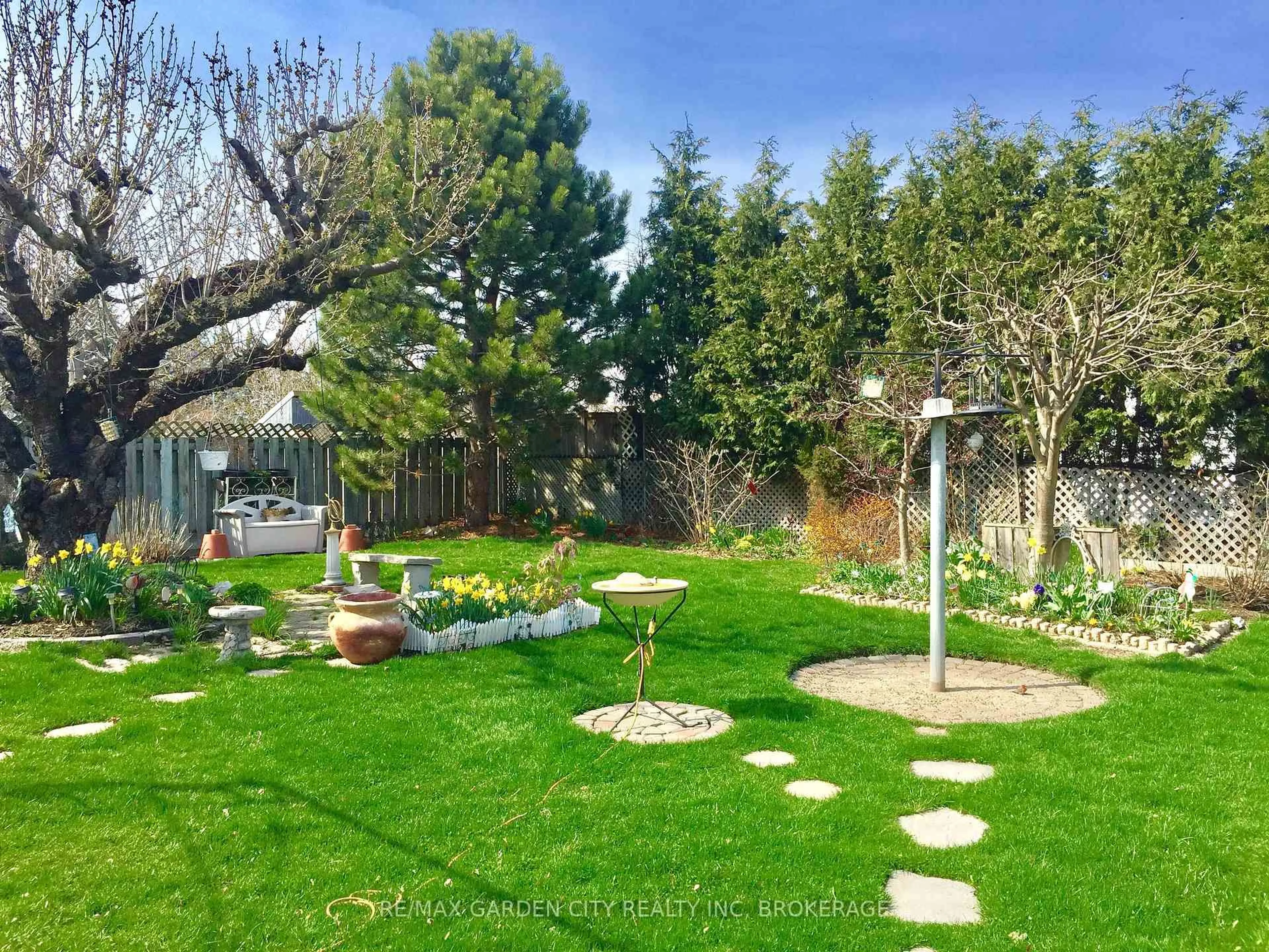 A pic from outside/outdoor area/front of a property/back of a property/a pic from drone, street for 4200 Eastdale Dr, Lincoln Ontario L3J 0N3