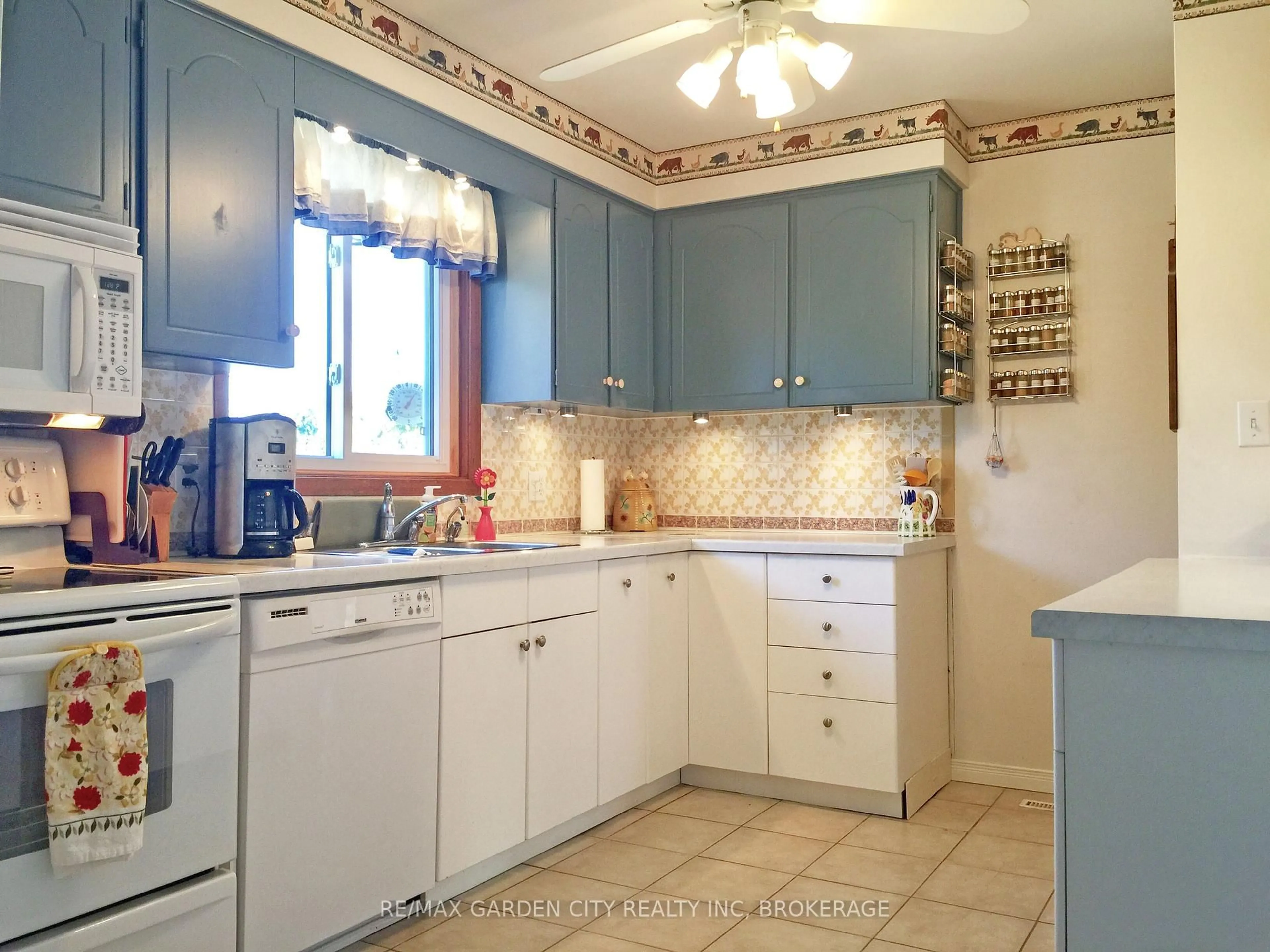 Standard kitchen, ceramic/tile floor for 4200 Eastdale Dr, Lincoln Ontario L3J 0N3