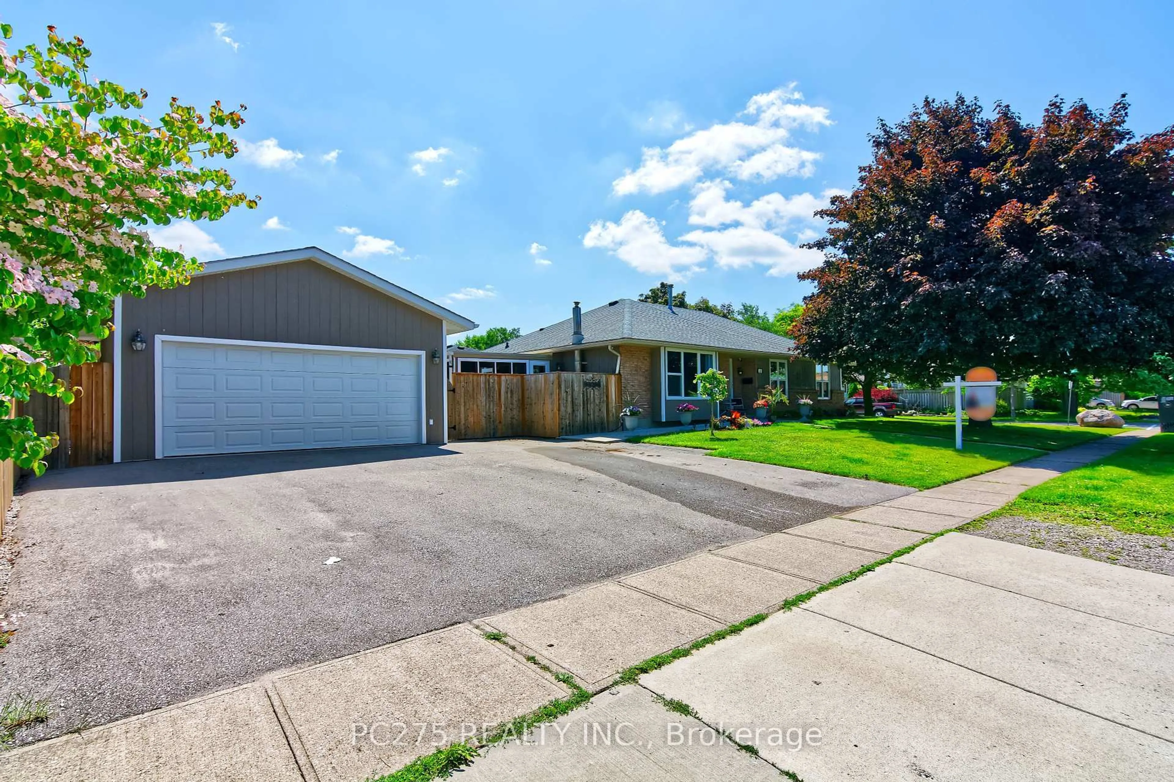 A pic from outside/outdoor area/front of a property/back of a property/a pic from drone, street for 135 Kent St, Cambridge Ontario N1S 4H3