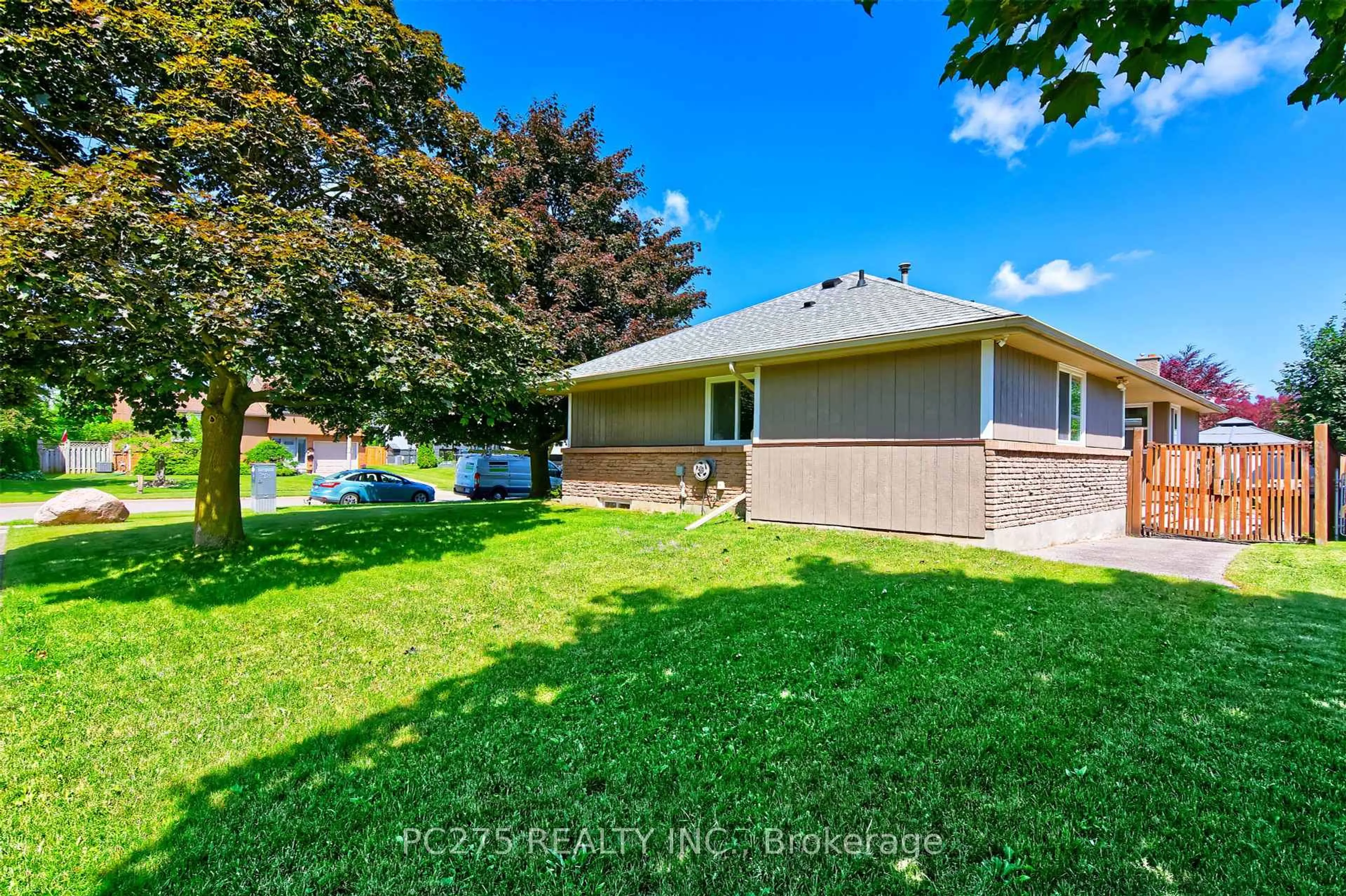 Home with vinyl exterior material, street for 135 Kent St, Cambridge Ontario N1S 4H3