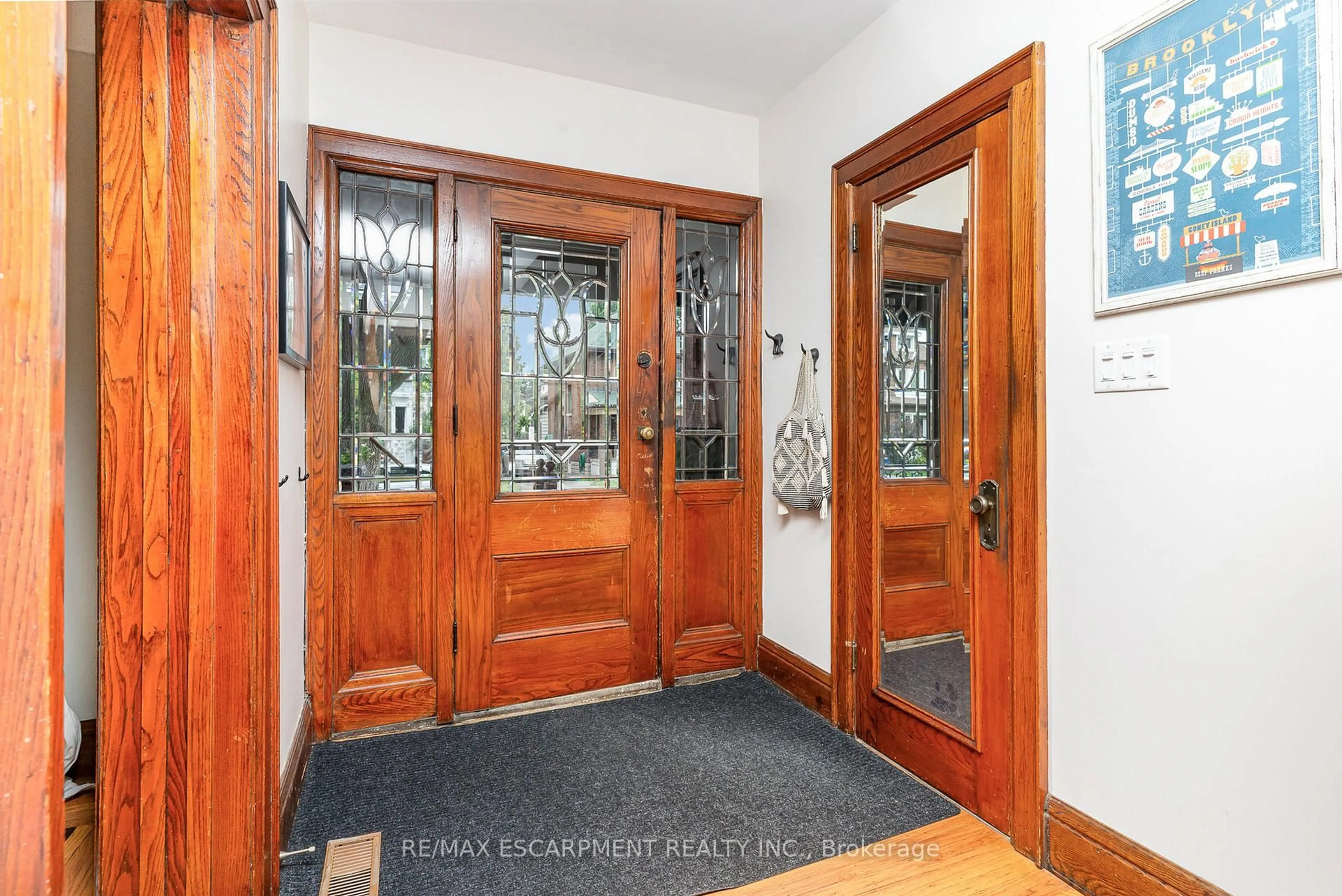 Indoor entryway for 21 Prospect St, Hamilton Ontario L8M 2Y9