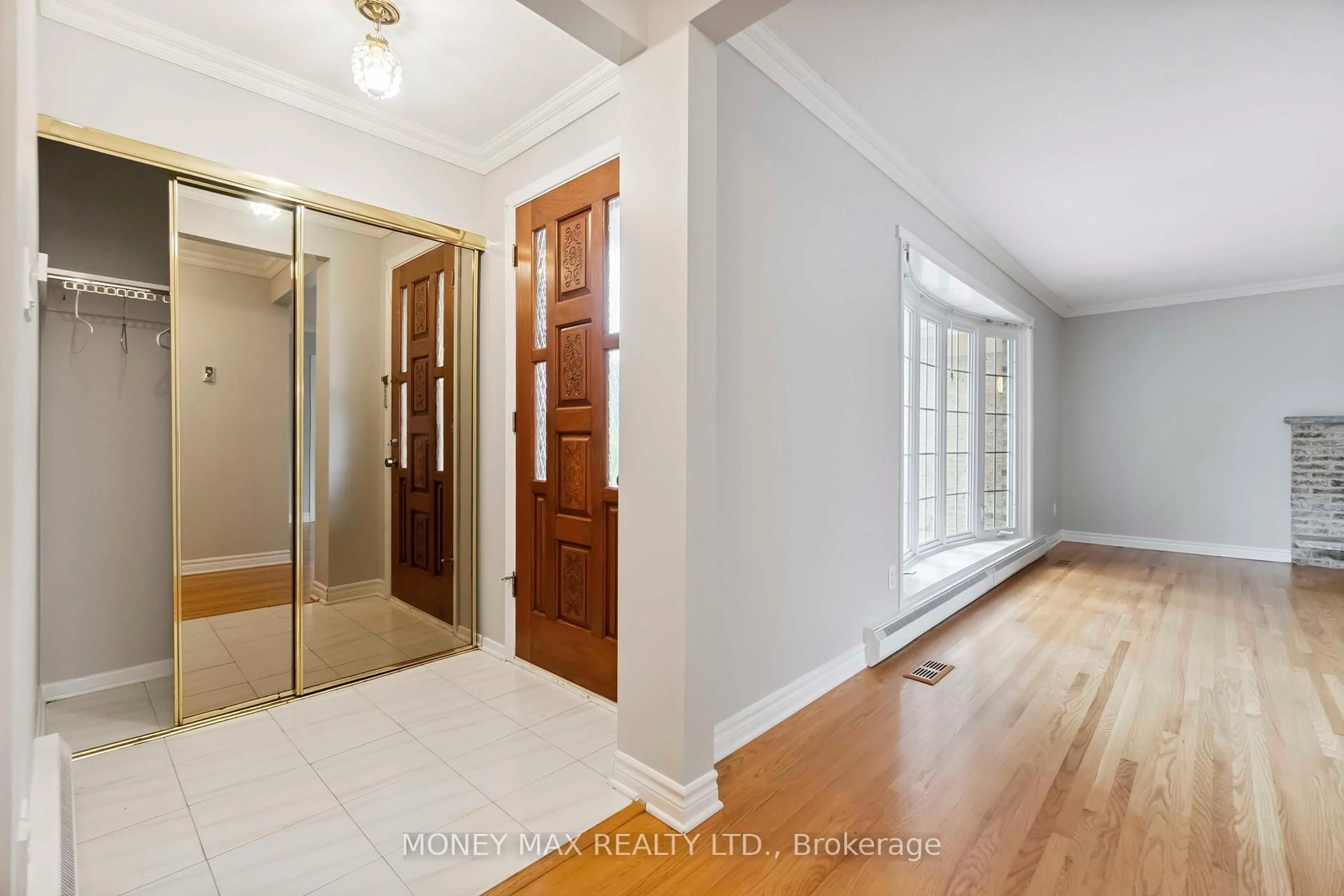 Indoor entryway for 11 Jerrilynn Cres, Ottawa Ontario K2J 1H3