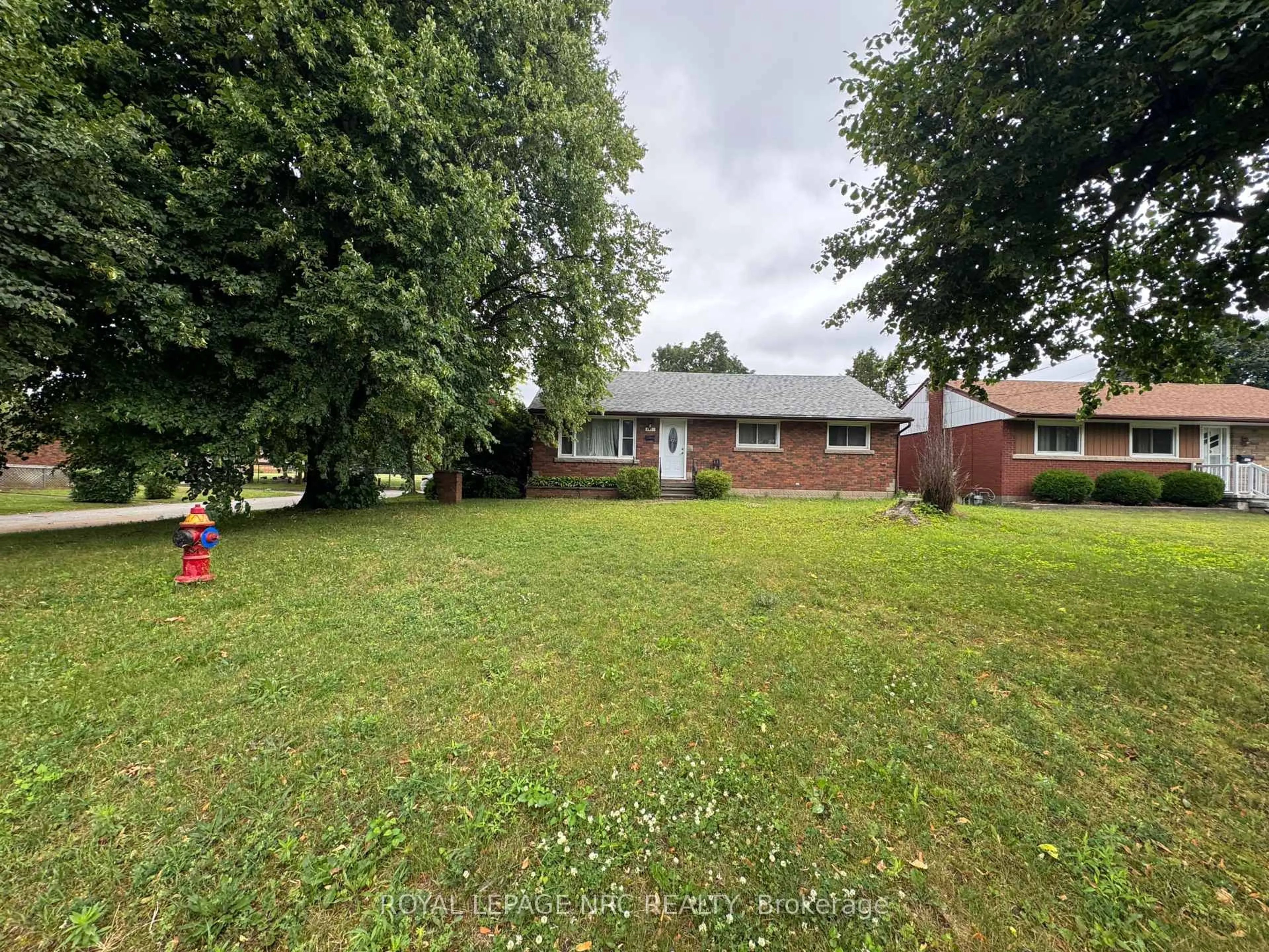 A pic from outside/outdoor area/front of a property/back of a property/a pic from drone, unknown for 6437 Margaret St, Niagara Falls Ontario L2G 2T6