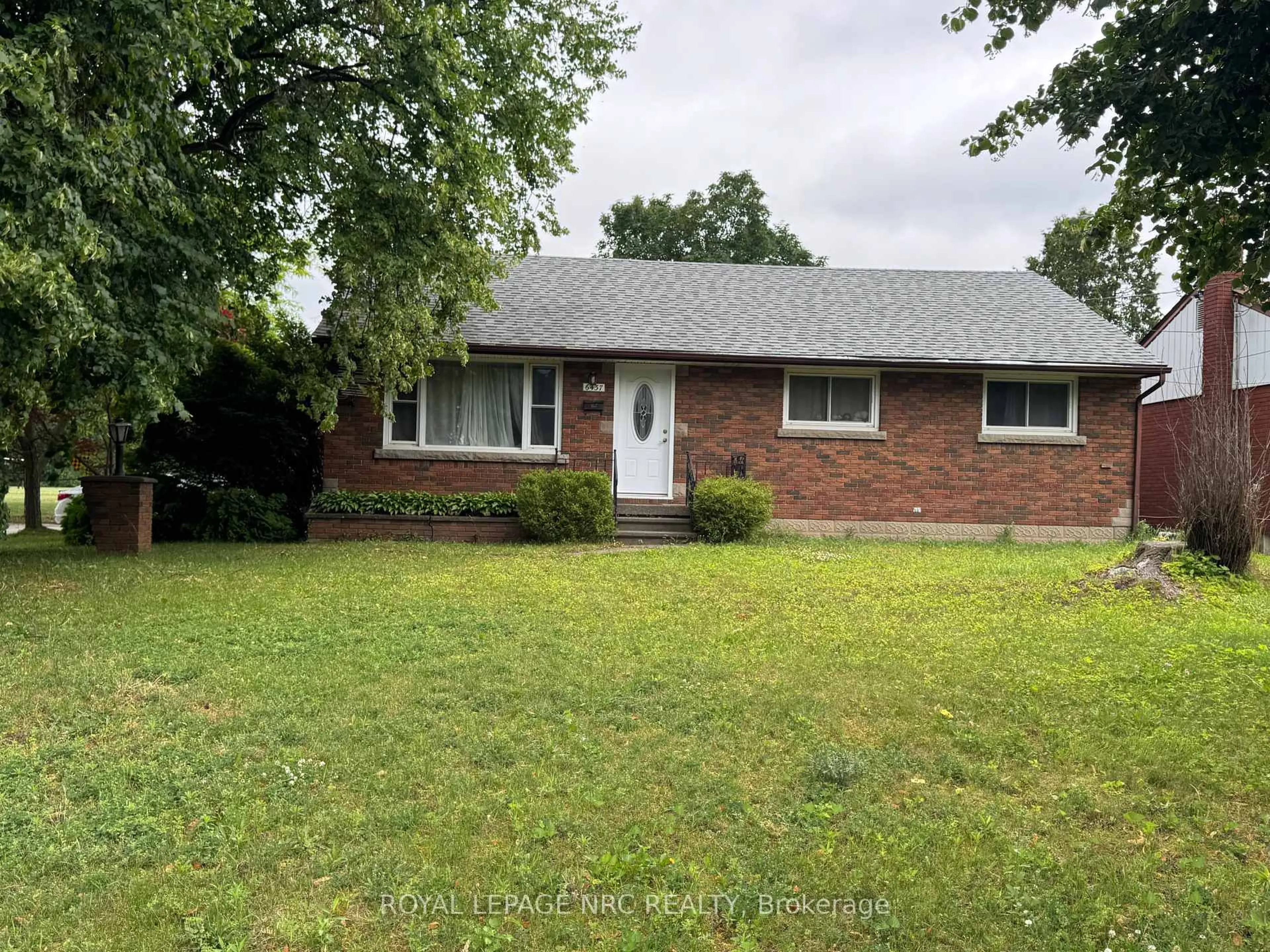 Home with brick exterior material, street for 6437 Margaret St, Niagara Falls Ontario L2G 2T6
